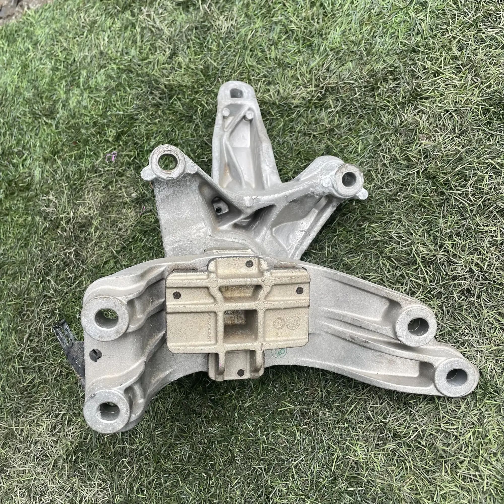 https://ycs.partsauto.market/partsauto-images/thmbs/userImages/772e461030aea93f4dbb6447c0f924d3/part/01671a77-a21f-49b9-942c-b077ebf02201_1779192112455.jpg
