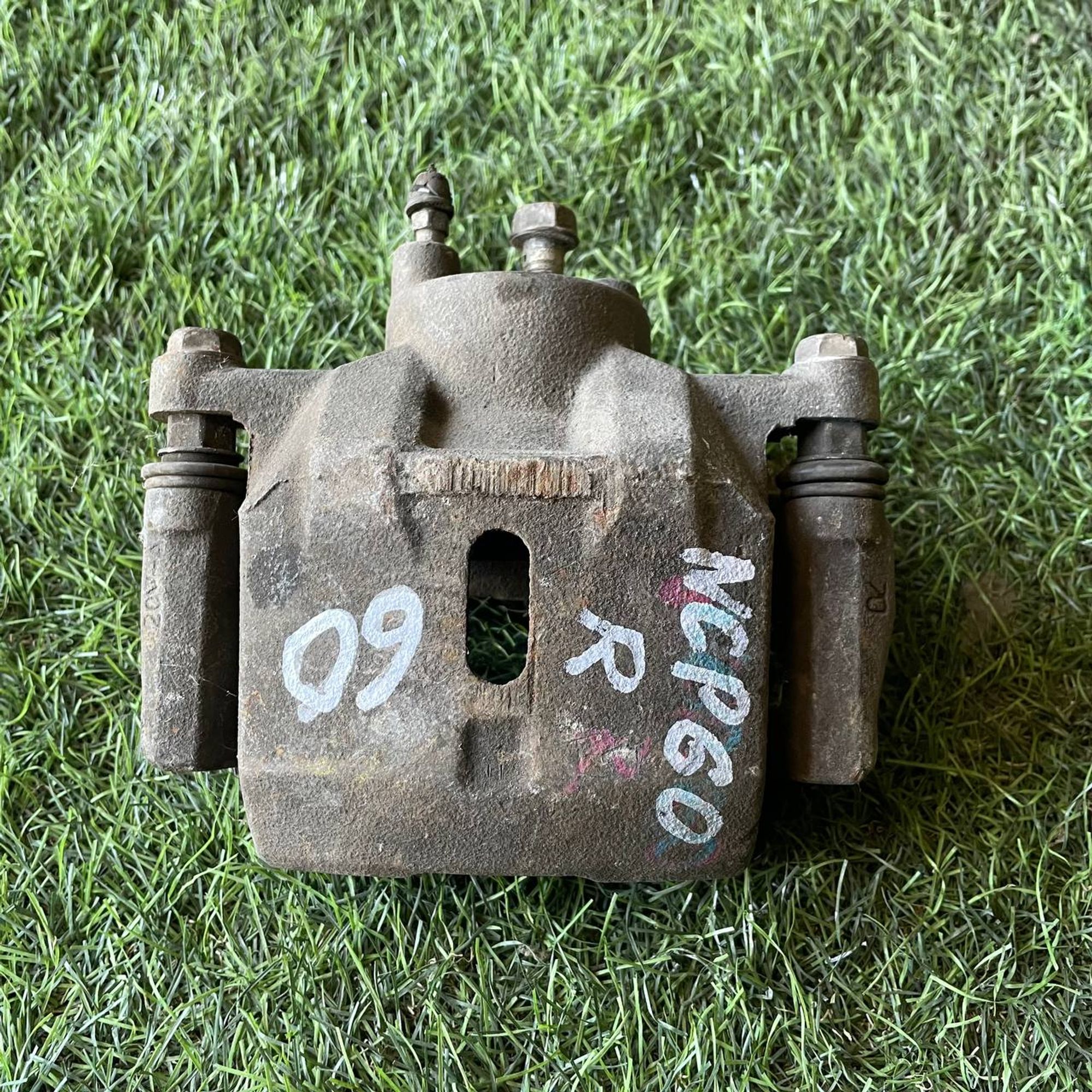 60 Суппорт тормозной передний правый TOYOTA IST NCP60, 3000 рублей, Невинномысск