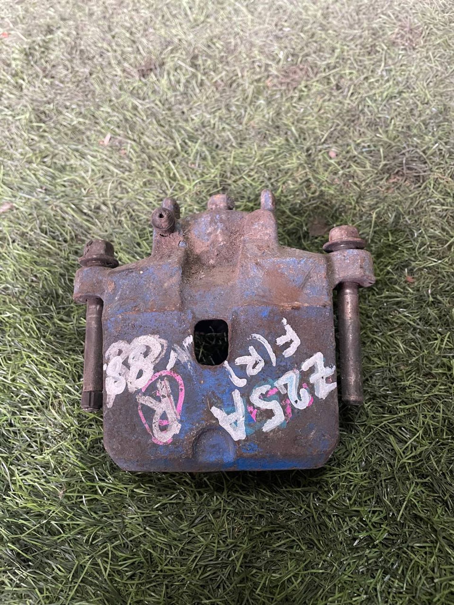 88 Суппорт тормозной передний правый MITSUBISHI COLT Z25A, 3000 рублей, Невинномысск