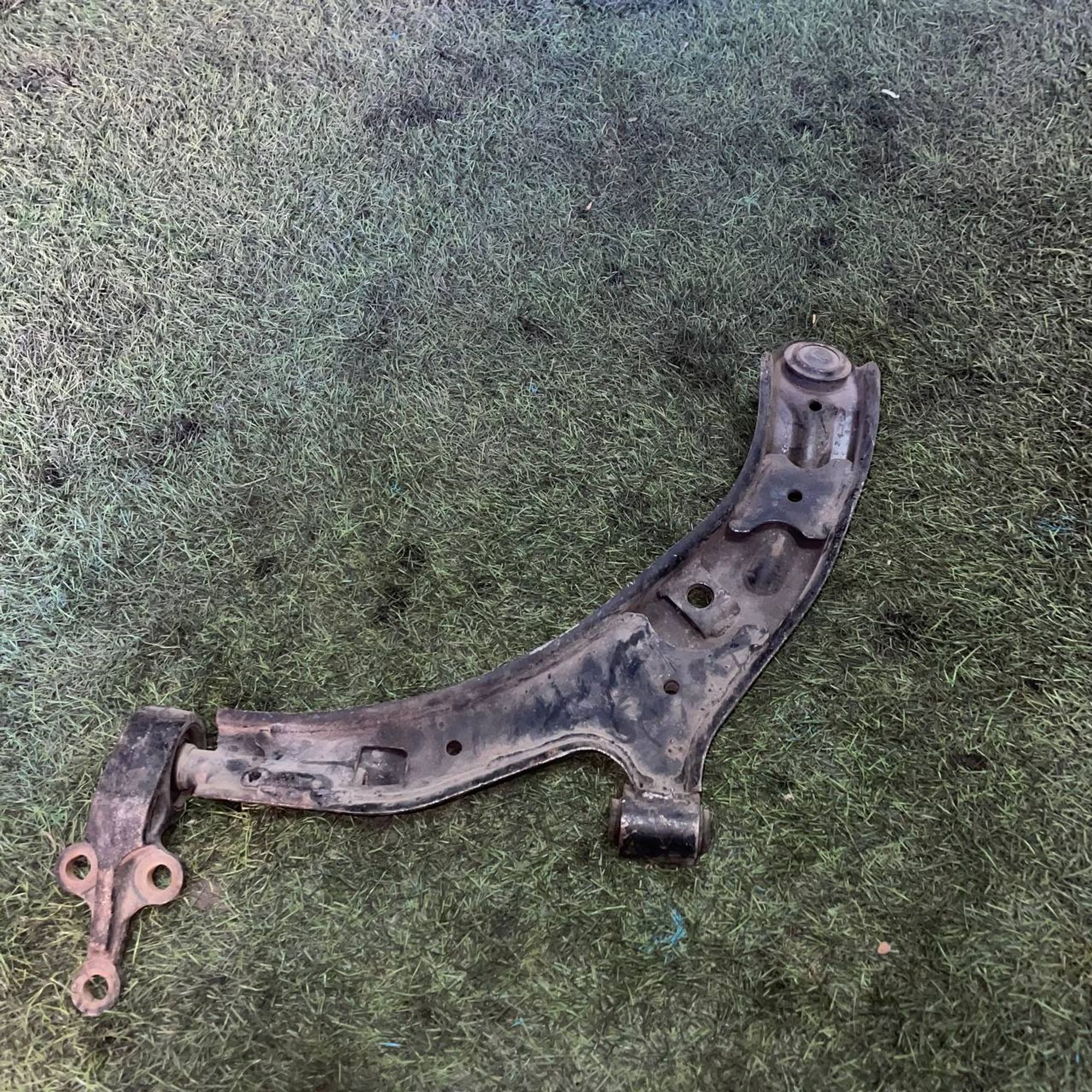 330 Рычаг передний правый нижний NISSAN SUNNY FB15, 3500 рублей, Невинномысск