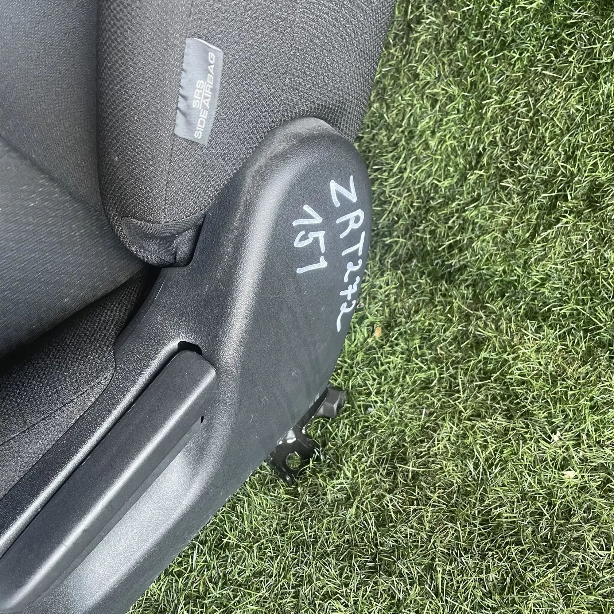 https://ycs.partsauto.market/partsauto-images/thmbs/userImages/772e461030aea93f4dbb6447c0f924d3/part/2f94c9f7-356b-4dfa-b505-5b750f173302_1776761899212.jpg