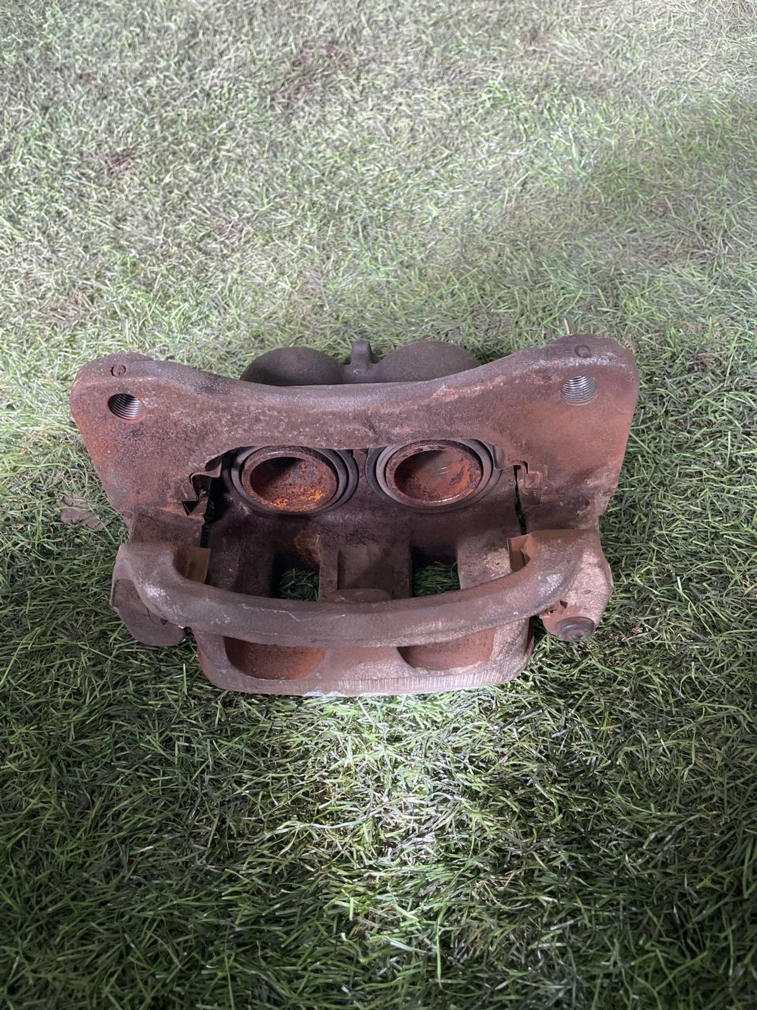 1118 Суппорт тормозной передний левый Mazda MPV LW3W L3, 3000 рублей, Невинномысск