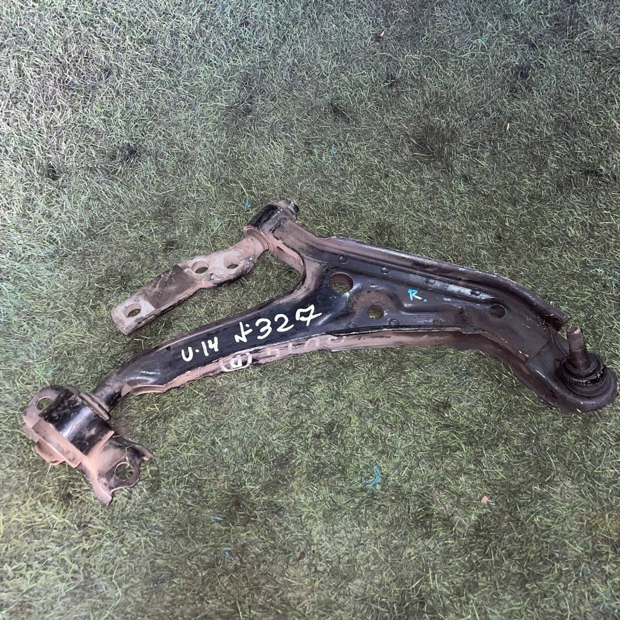 327 Рычаг передний правый нижний NISSAN BLUEBIRD U14, 3500 рублей, Невинномысск