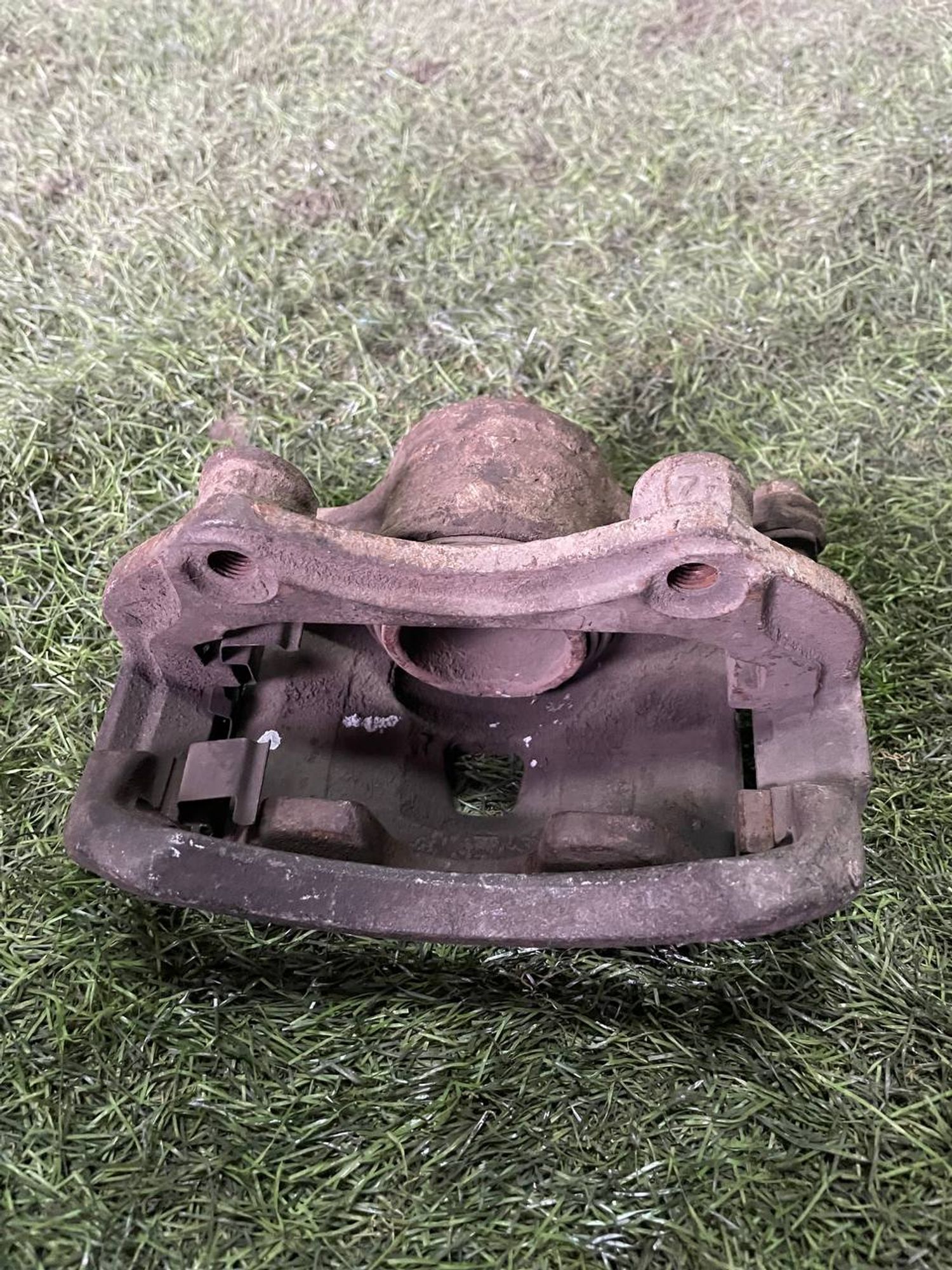 381 Суппорт тормозной передний правый NISSAN BLUEBIRD SYLPHY FG10, 3000 рублей, Невинномысск