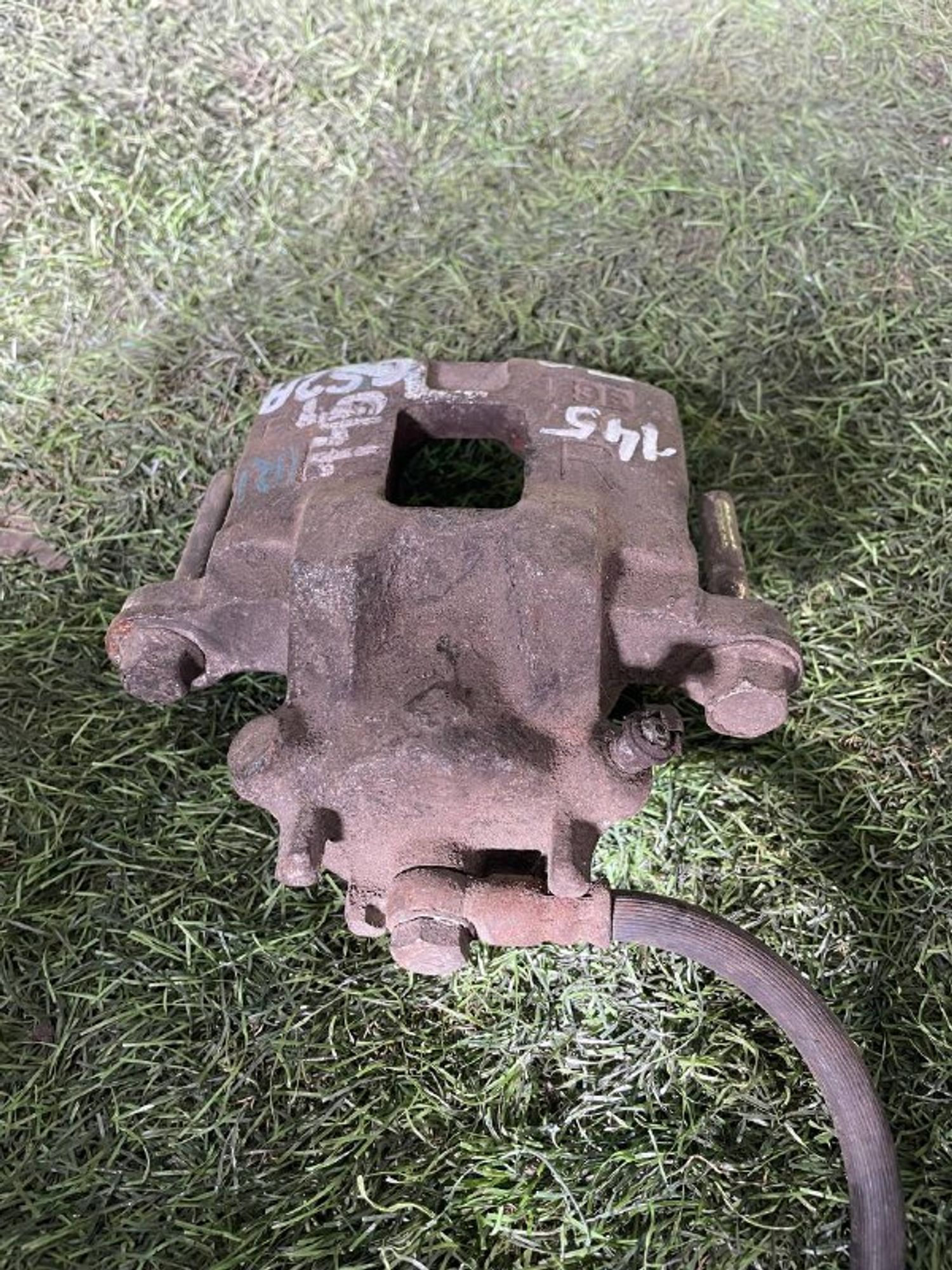 145 Суппорт тормозной передний правый MITSUBISHI CEDIA CS2A, 3000 рублей, Невинномысск