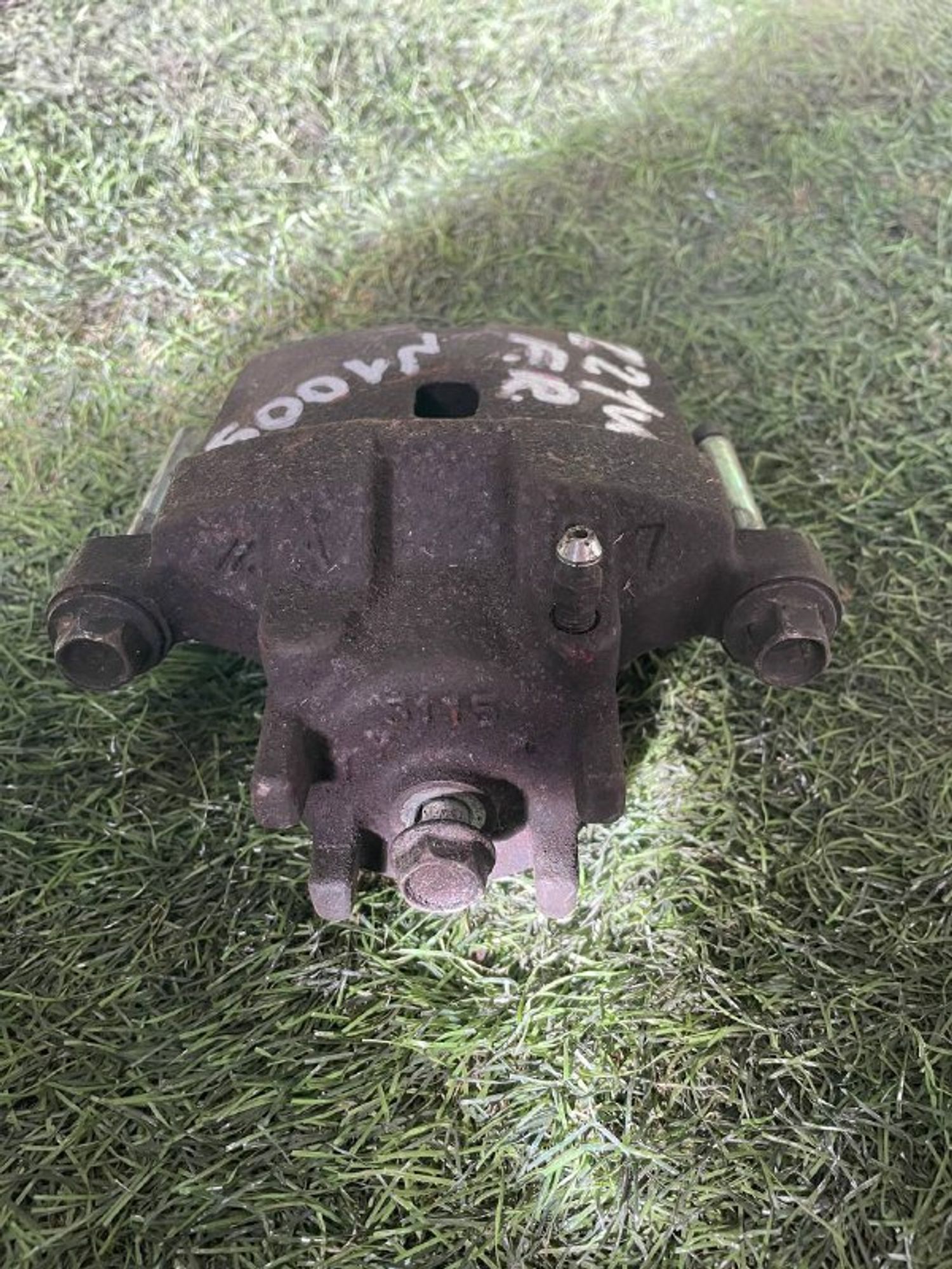 1009 Суппорт тормозной передний правый Mitsubishi Colt VI Z21W 2011, 3000 рублей, Невинномысск