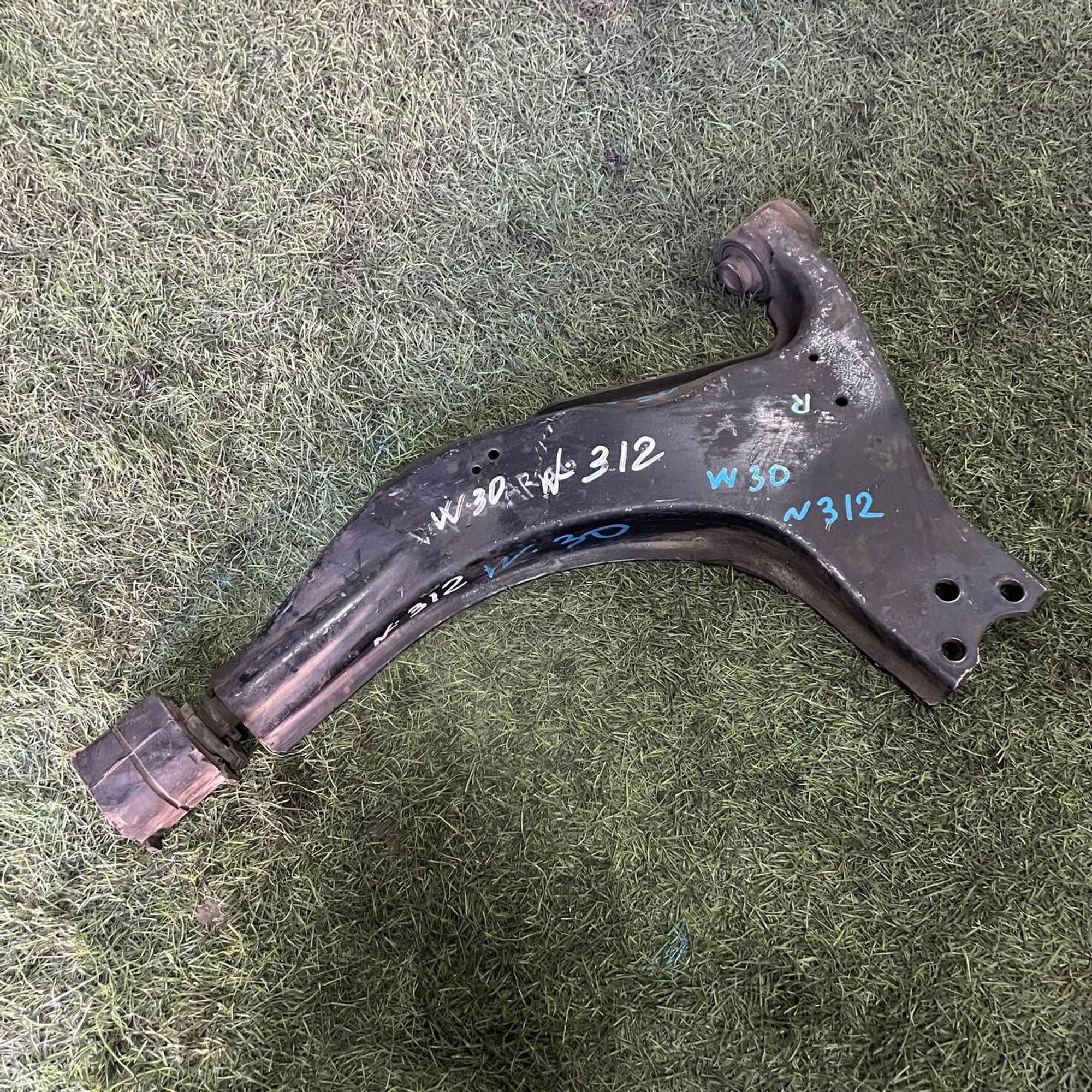 312 Рычаг передний левый нижний NISSAN LARGO W30, 2500 рублей, Невинномысск