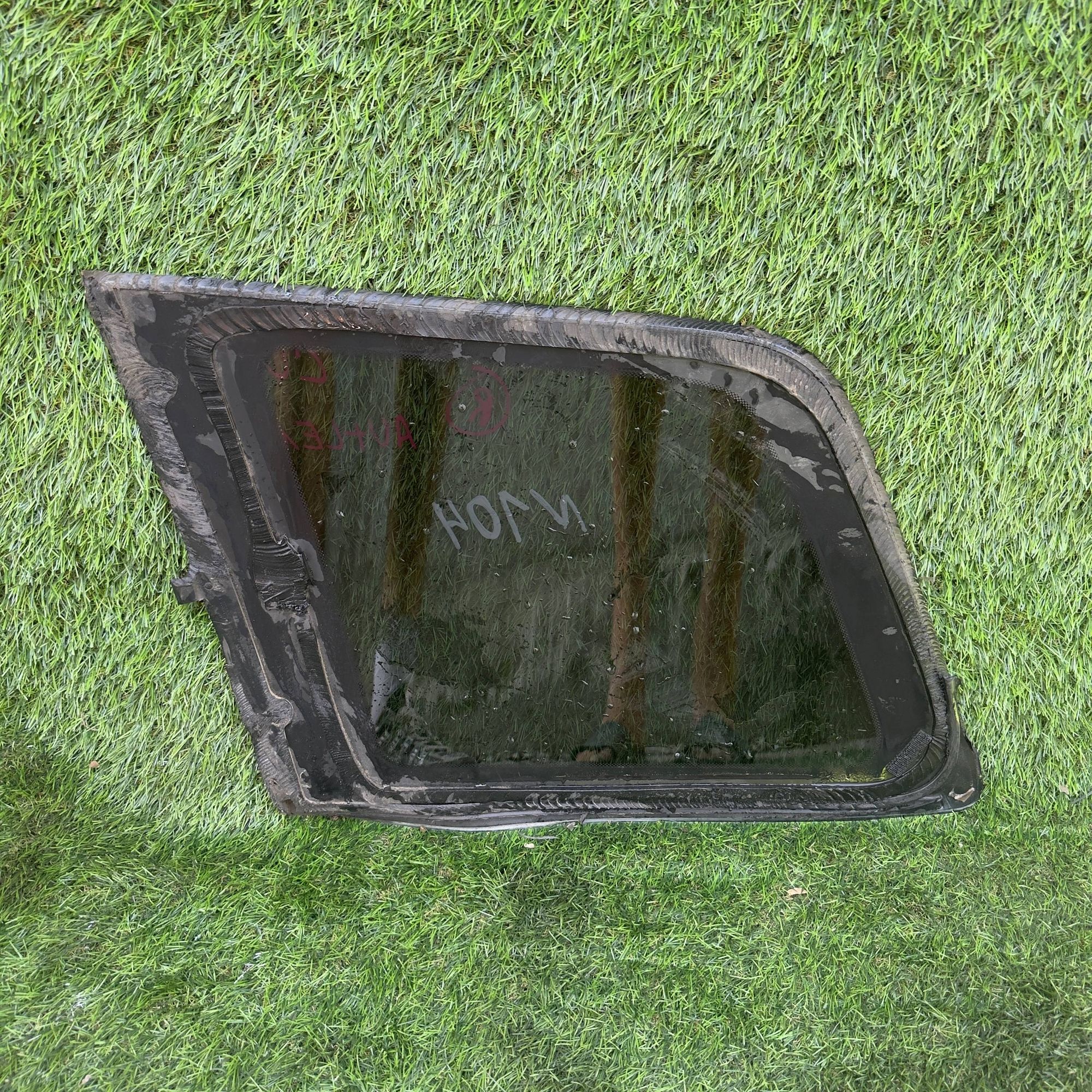 104 Стекло собачника правое MITSUBISHI AIRTREK CU2W, 2500 рублей, Невинномысск