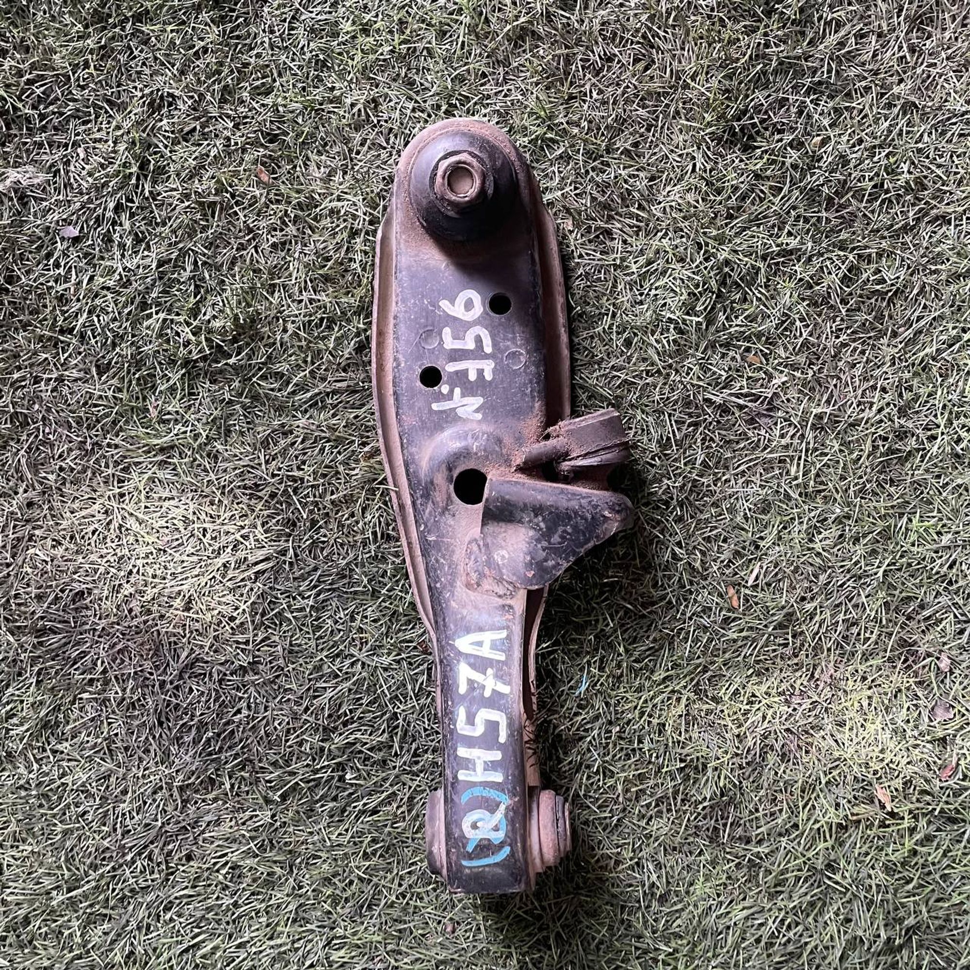 156 Рычаг передний правый нижний MITSUBISHI PAJERO JUNIOR H57A, 3500 рублей, Невинномысск