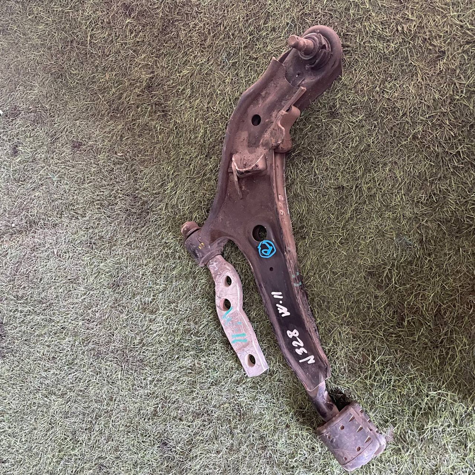 328 Рычаг передний правый нижний NISSAN AVENIR W11, 3500 рублей, Невинномысск