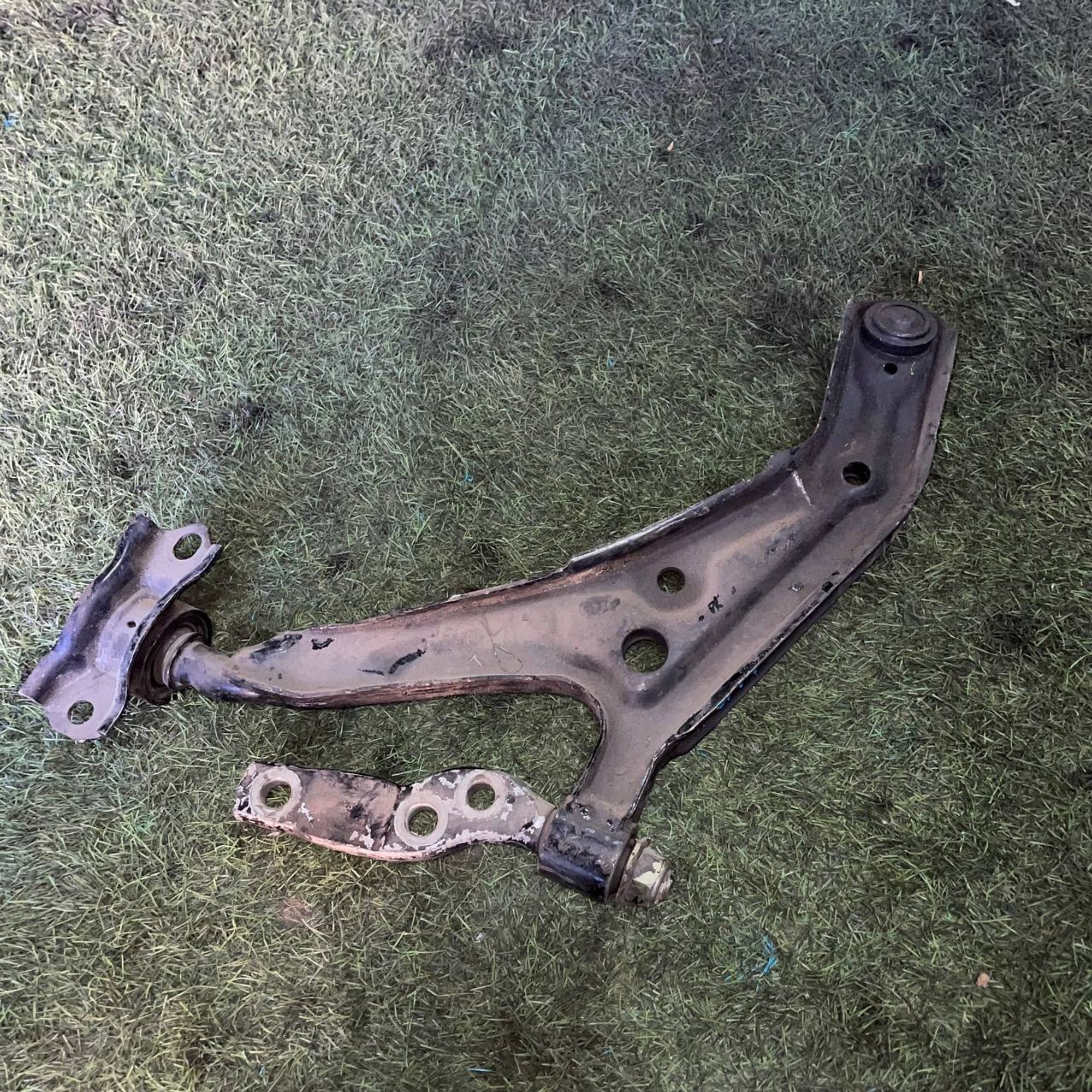 327 Рычаг передний правый нижний NISSAN BLUEBIRD U14, 3500 рублей, Невинномысск