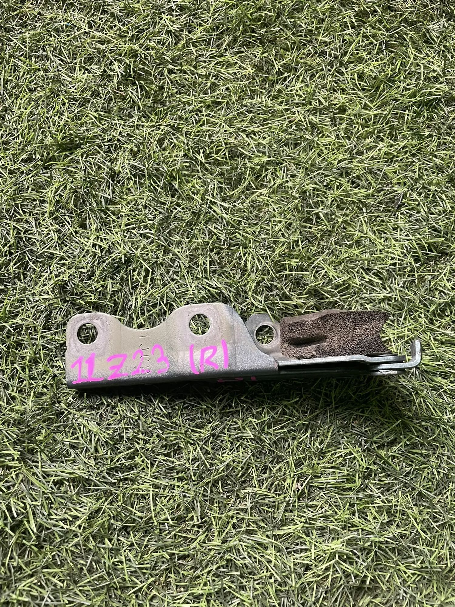 11 Петля капота правая Mitsubishi Colt Z23W 4A91, 2500 рублей, Невинномысск