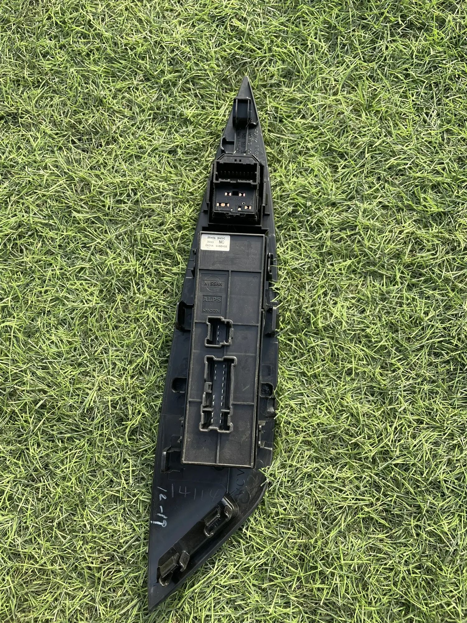 631 Блок управления стеклоподъемником передний правый Nissan Leaf AZE0 24kw 2014, 4500 рублей, Невинномысск