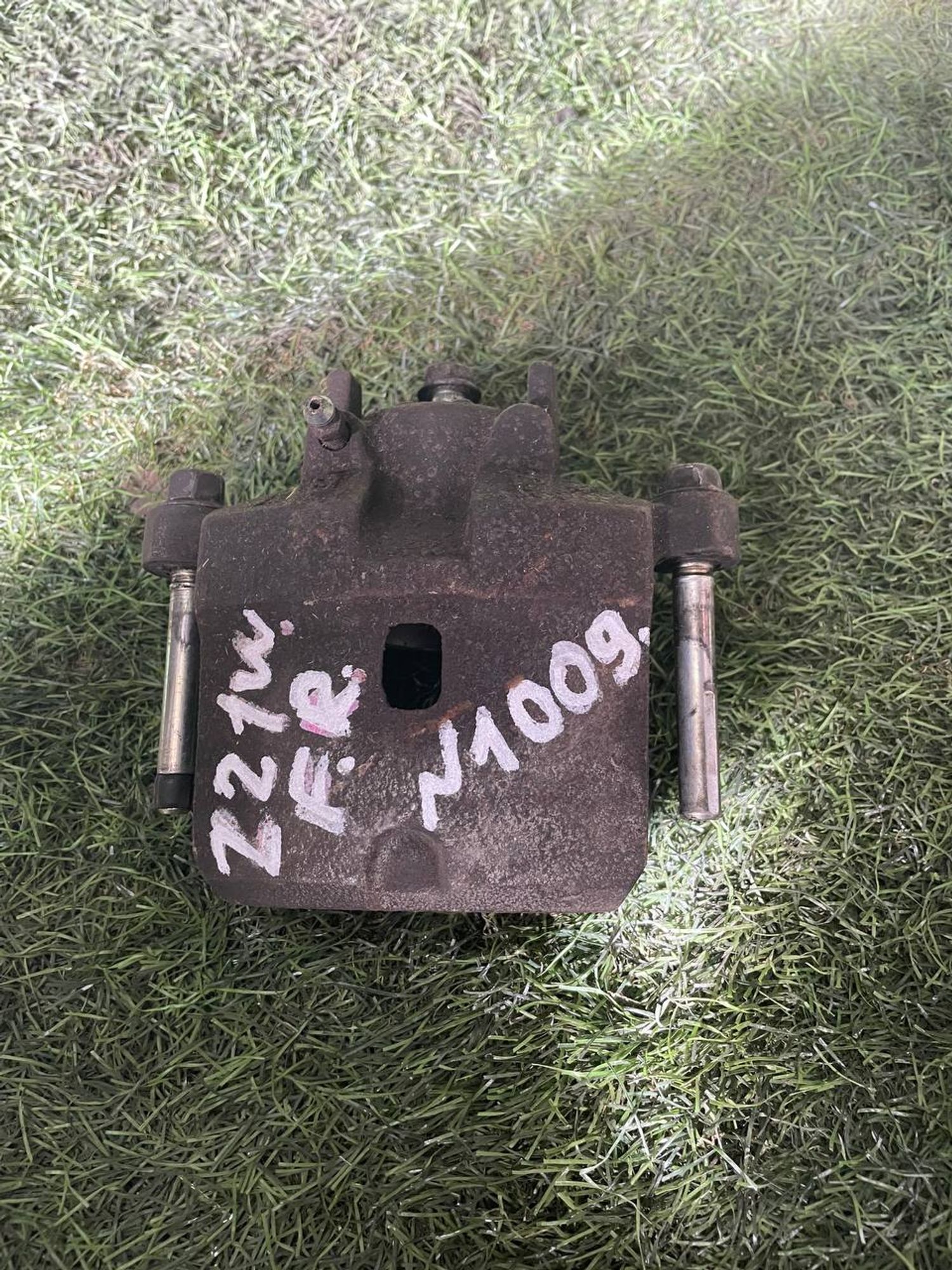 1009 Суппорт тормозной передний правый Mitsubishi Colt VI Z21W 2011, 3000 рублей, Невинномысск