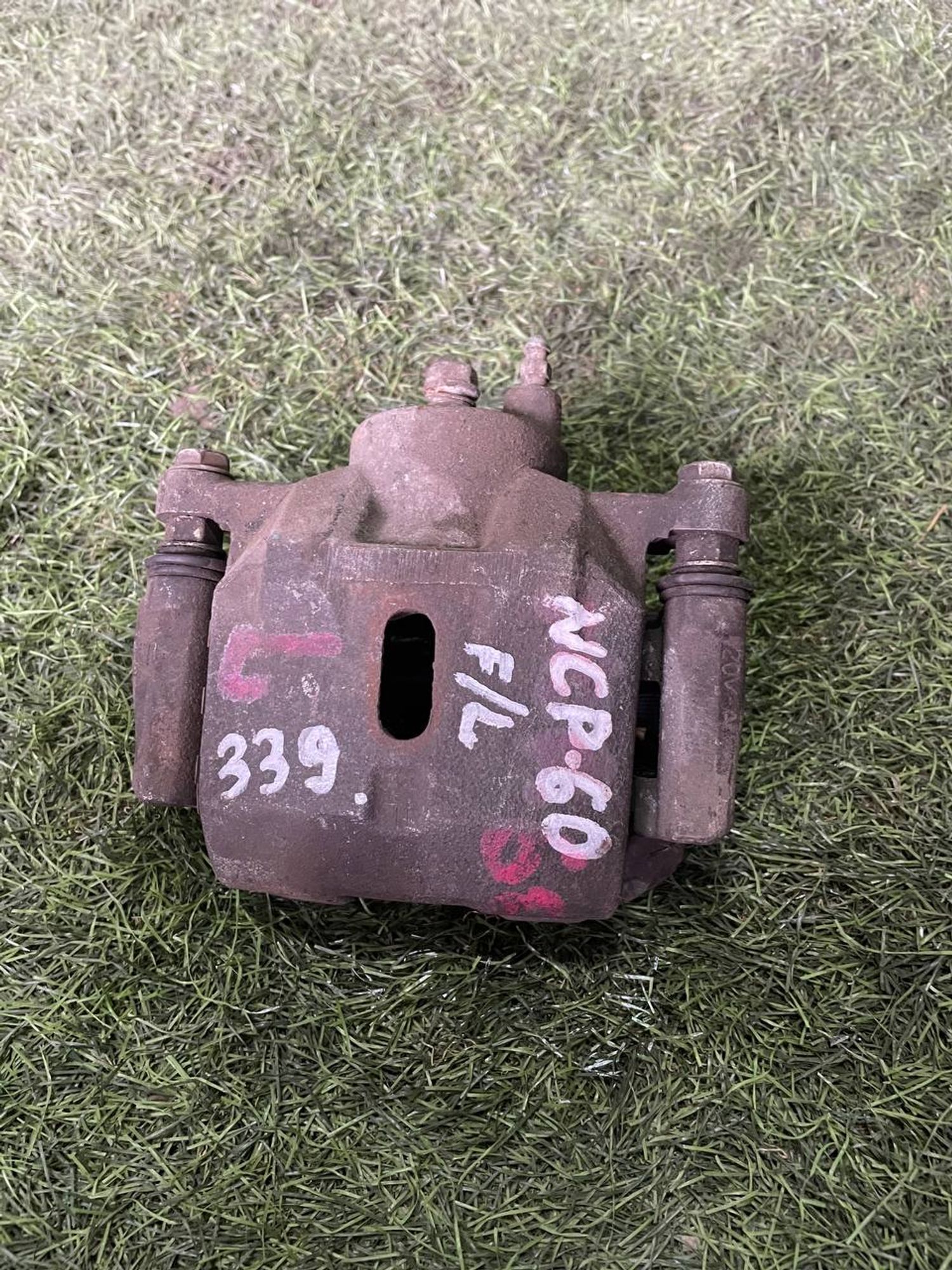 339 Суппорт тормозной передний левый TOYOTA IST NCP60, 3000 рублей, Невинномысск