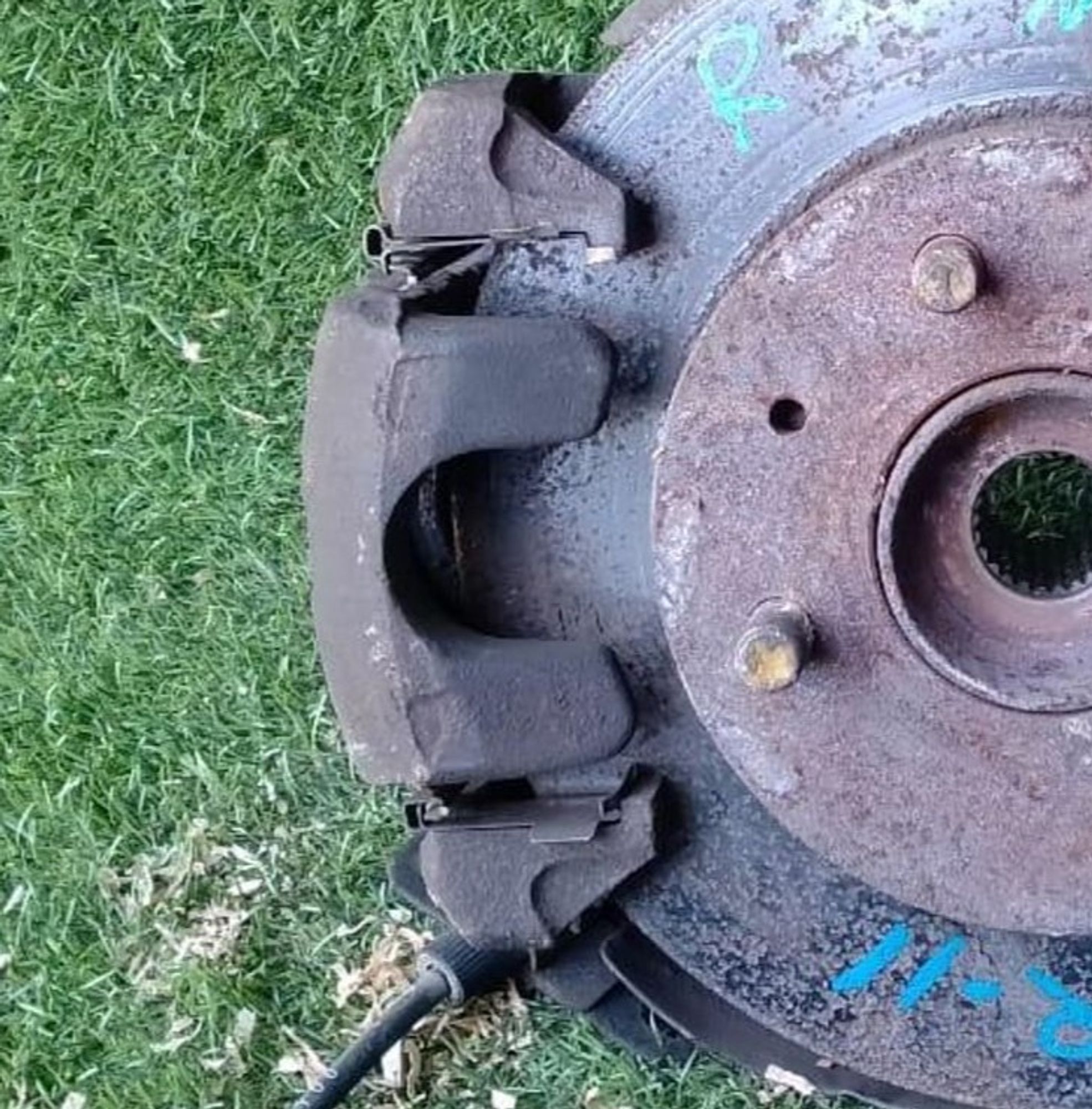 1065 Суппорт тормозной передний левый Nissan Presea R11, 3000 рублей, Невинномысск