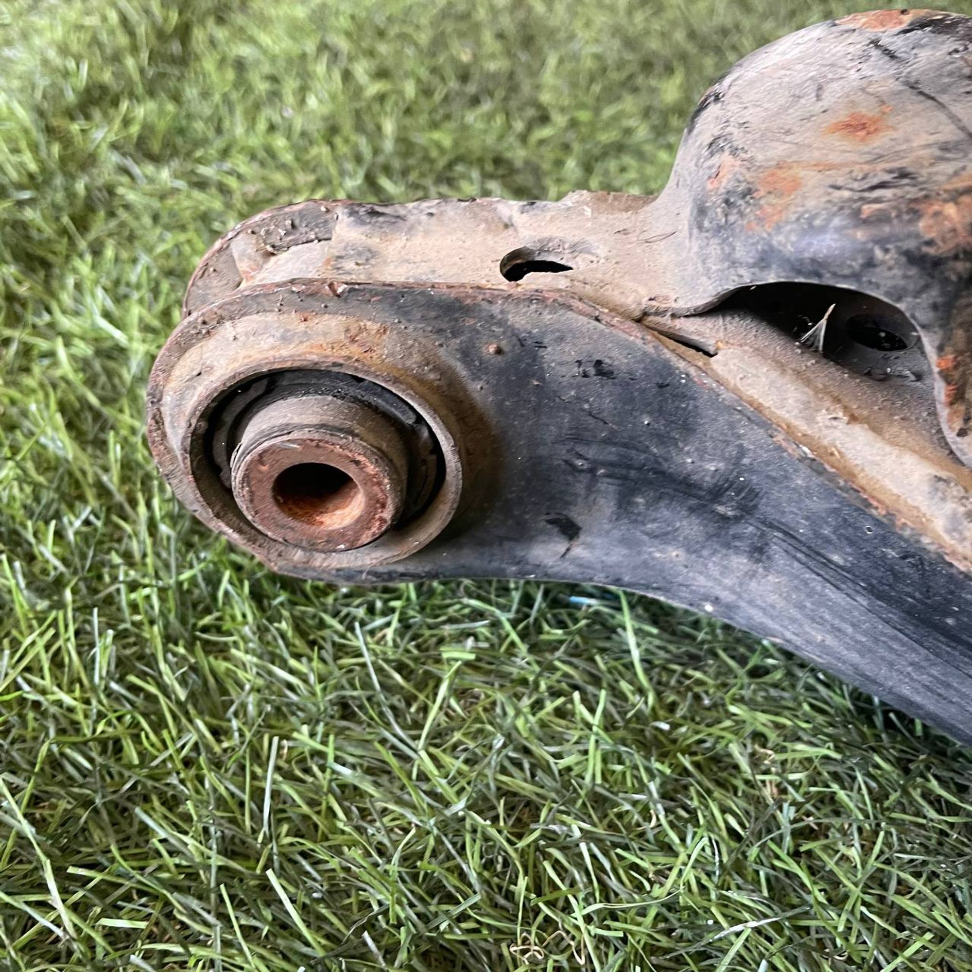 24 Рычаг задний поперечный нижний Mazda Atenza GG3S, 3000 рублей, Невинномысск