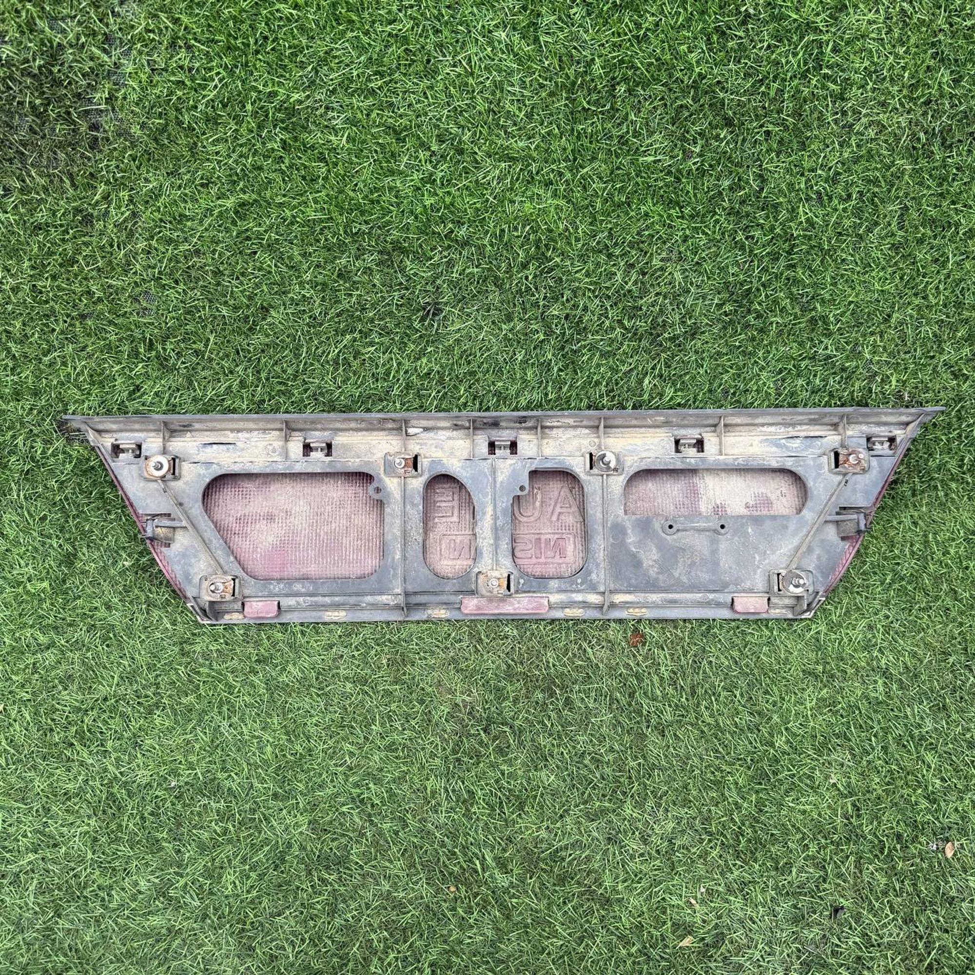 1054 Вставка между фонарей Nissan Laurel SC33, 3500 рублей, Невинномысск