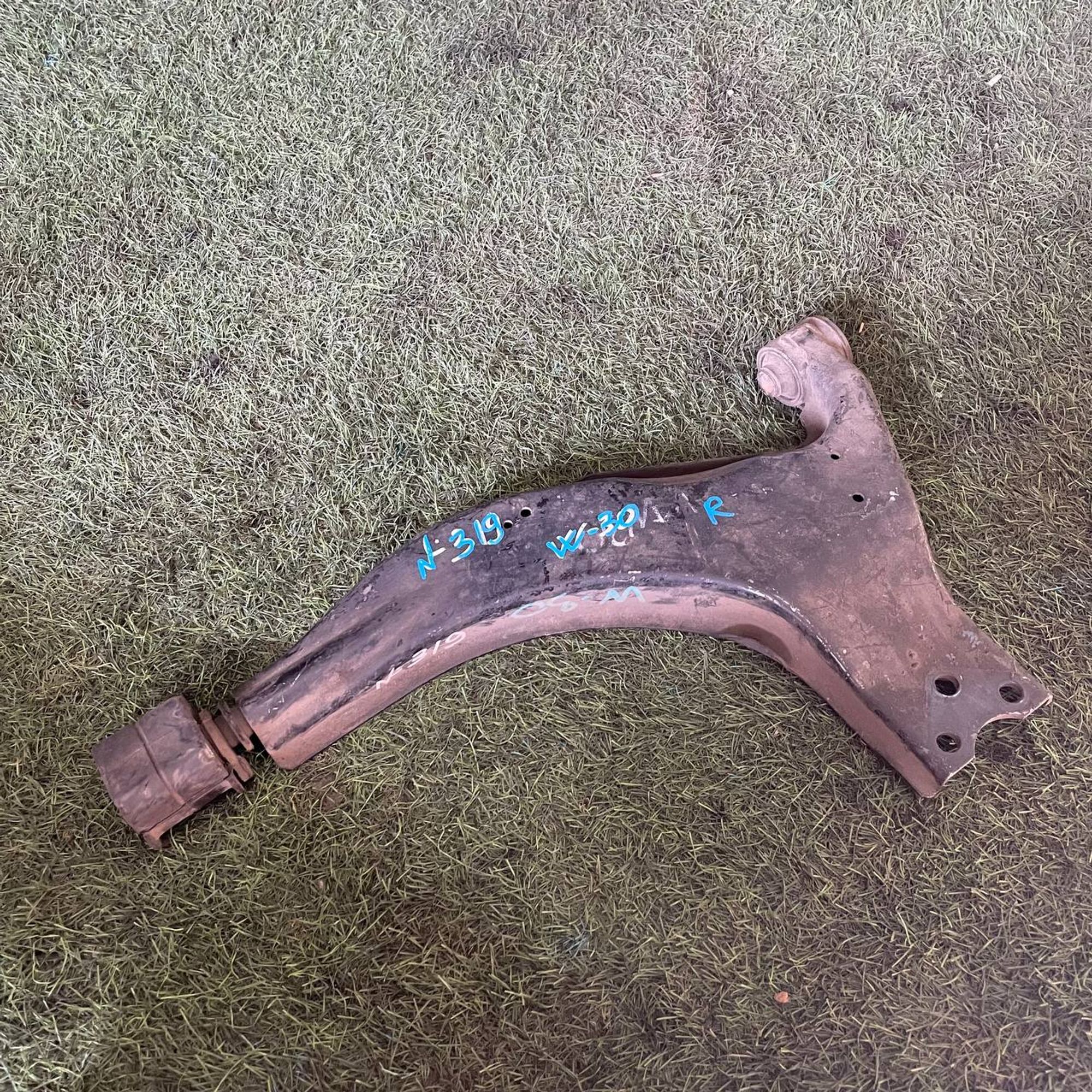 319 Рычаг передний левый нижний NISSAN LARGO W30, 2500 рублей, Невинномысск