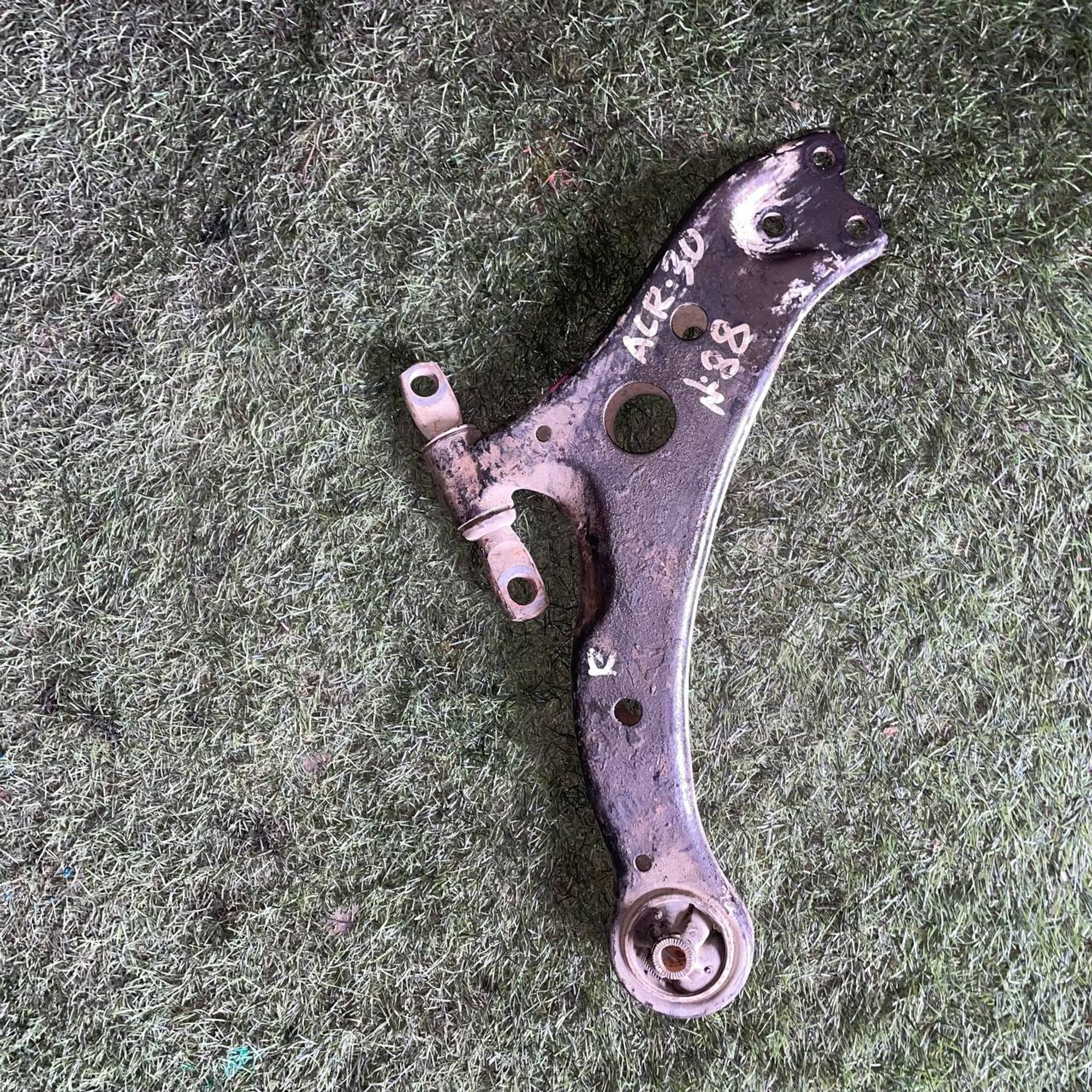 88 Рычаг передний правый нижний TOYOTA ESTIMA ACR30, 3500 рублей, Невинномысск