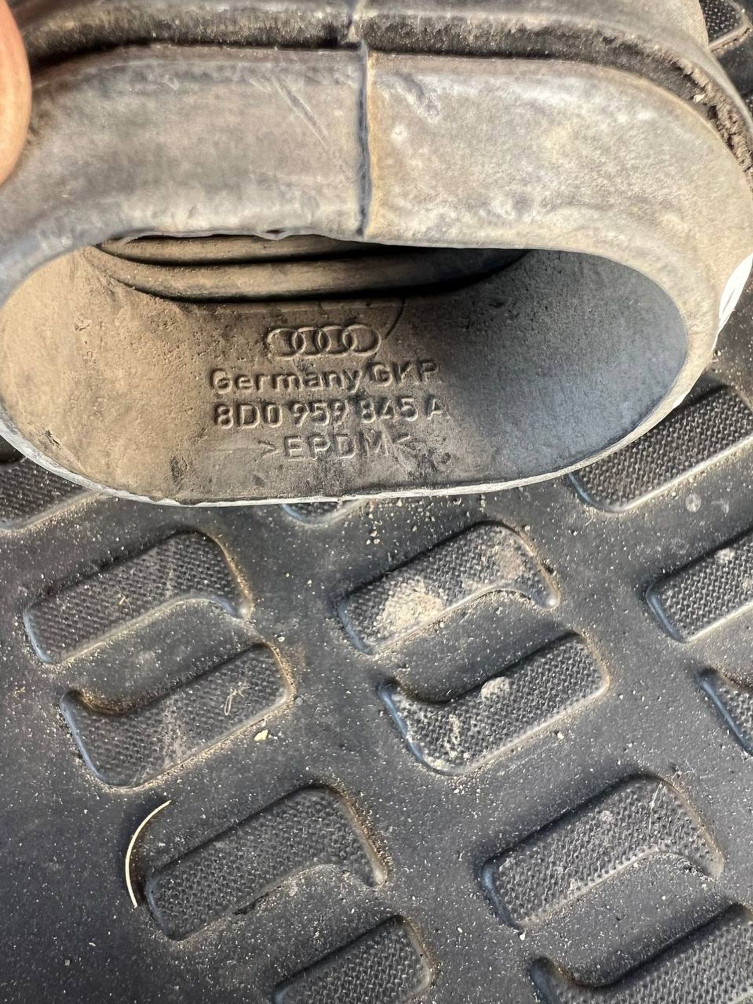 https://ycs.partsauto.market/partsauto-images/thmbs/userImages/7cfef6f3f711b4301ce5946b404c3455/part/4c838f72-7aaa-41e0-9995-5a739016cd58_1775110932532.jpg