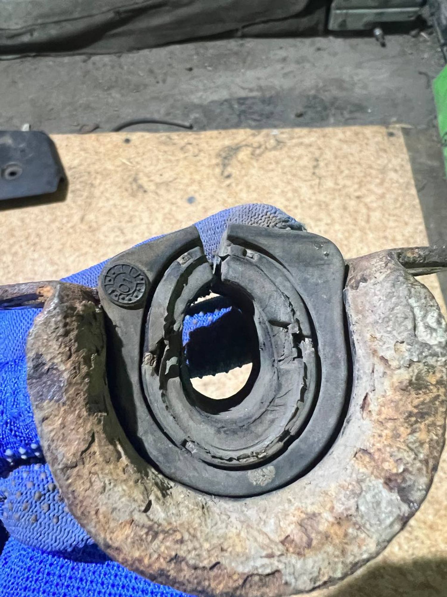 https://ycs.partsauto.market/partsauto-images/thmbs/userImages/7cfef6f3f711b4301ce5946b404c3455/part/cea1c168-4dc2-4fad-a31c-e887e9d7c918_1731930034502.jpg