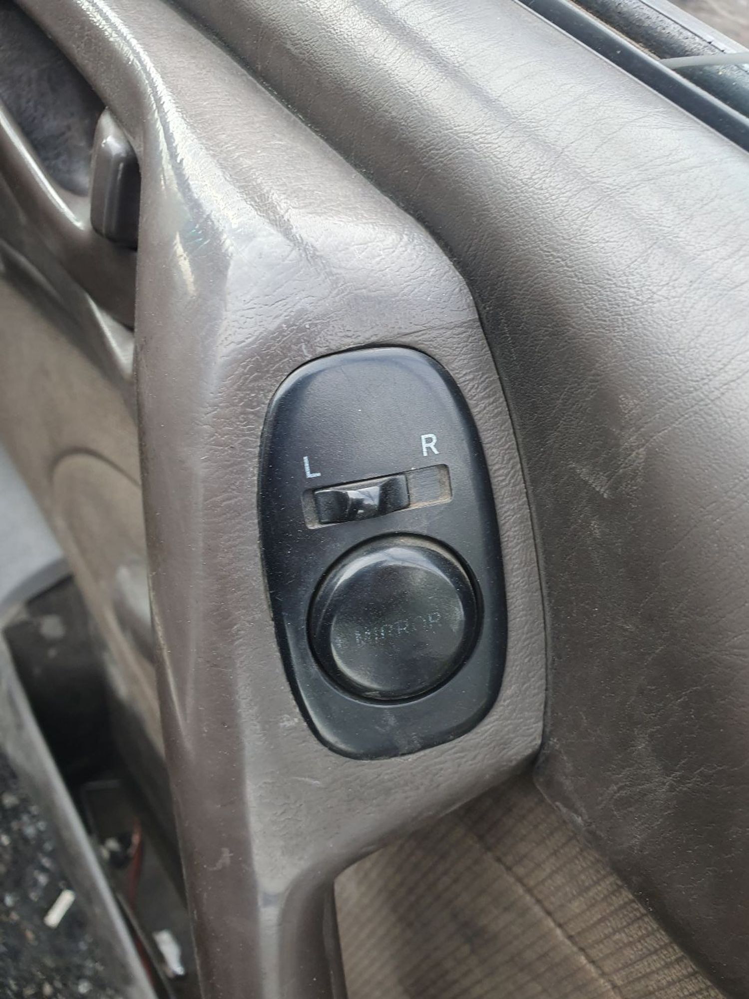 https://ycs.partsauto.market/partsauto-images/thmbs/userImages/7ed63c96fe685f431889ec34ef8f13b8/part/0fc64ebb-d91e-43f3-a906-041b585b302b_1778813966607.jpg