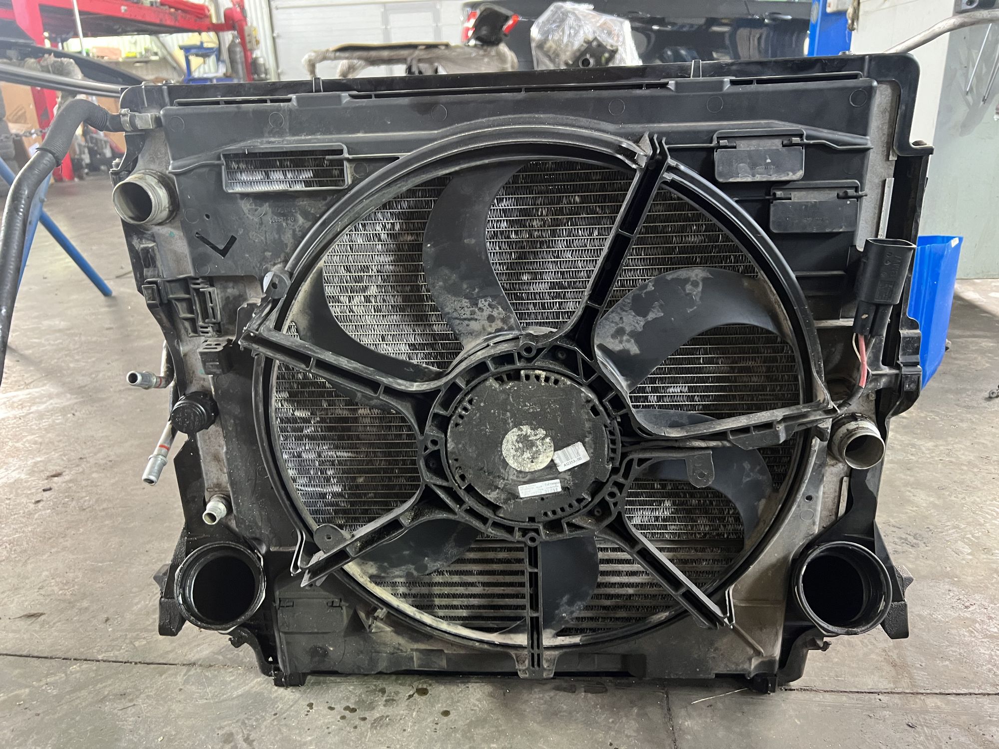 https://ycs.partsauto.market/partsauto-images/thmbs/userImages/82798d1dea2c19ada63d093c70529e74/part/13f4e66f-e9e2-4418-94c3-9233e1040652_1701942510943.jpg