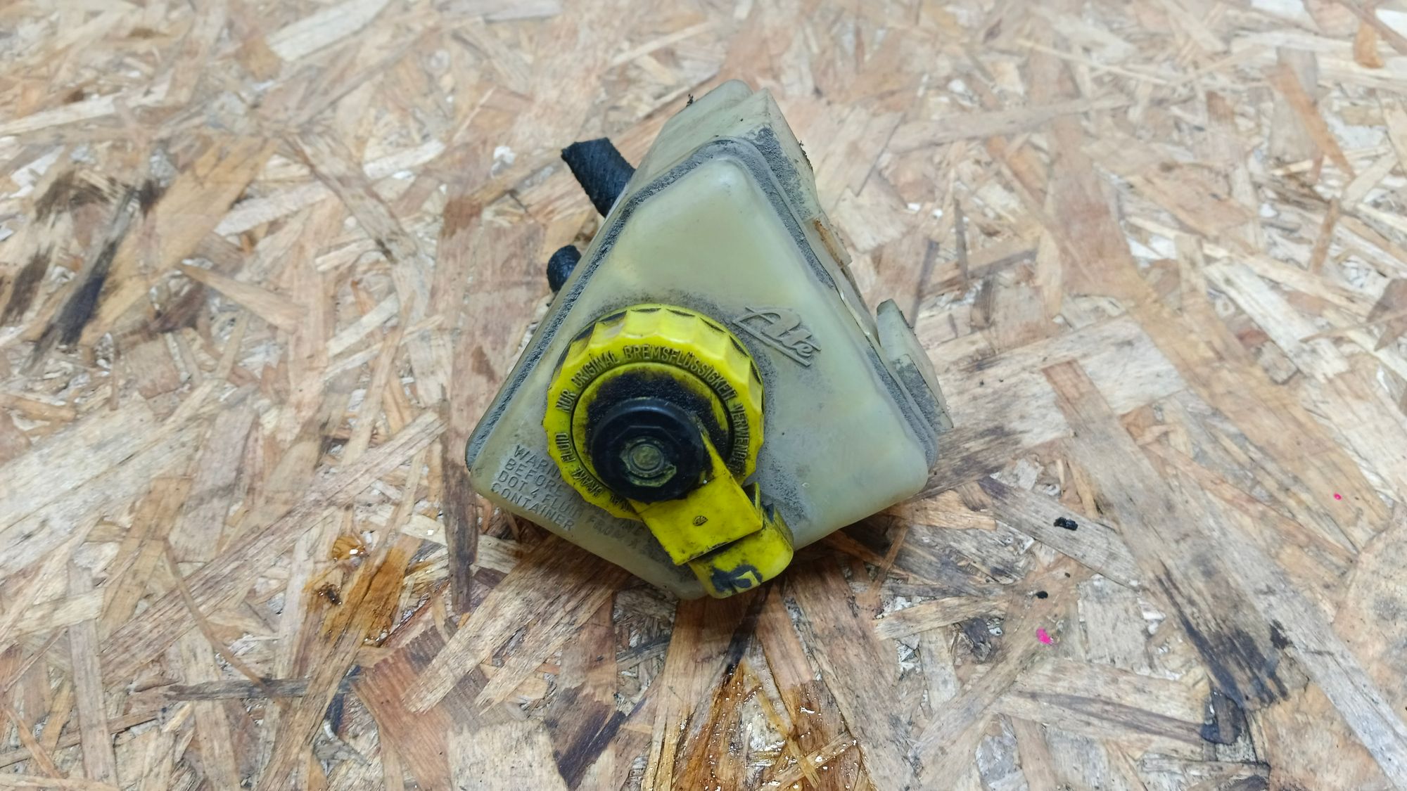 https://ycs.partsauto.market/partsauto-images/thmbs/userImages/86639159375c37f71cfc850516777b62/part/660605aa-15bb-43ca-b925-cb1857e1b885_1731323402357.jpg