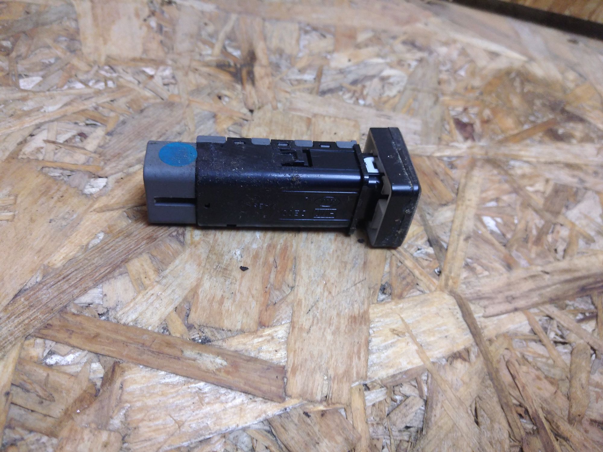 https://ycs.partsauto.market/partsauto-images/thmbs/userImages/86639159375c37f71cfc850516777b62/part/b50b9fff-ac57-4a0d-aa1f-2e86cbdacd5c_1736079093862.jpg