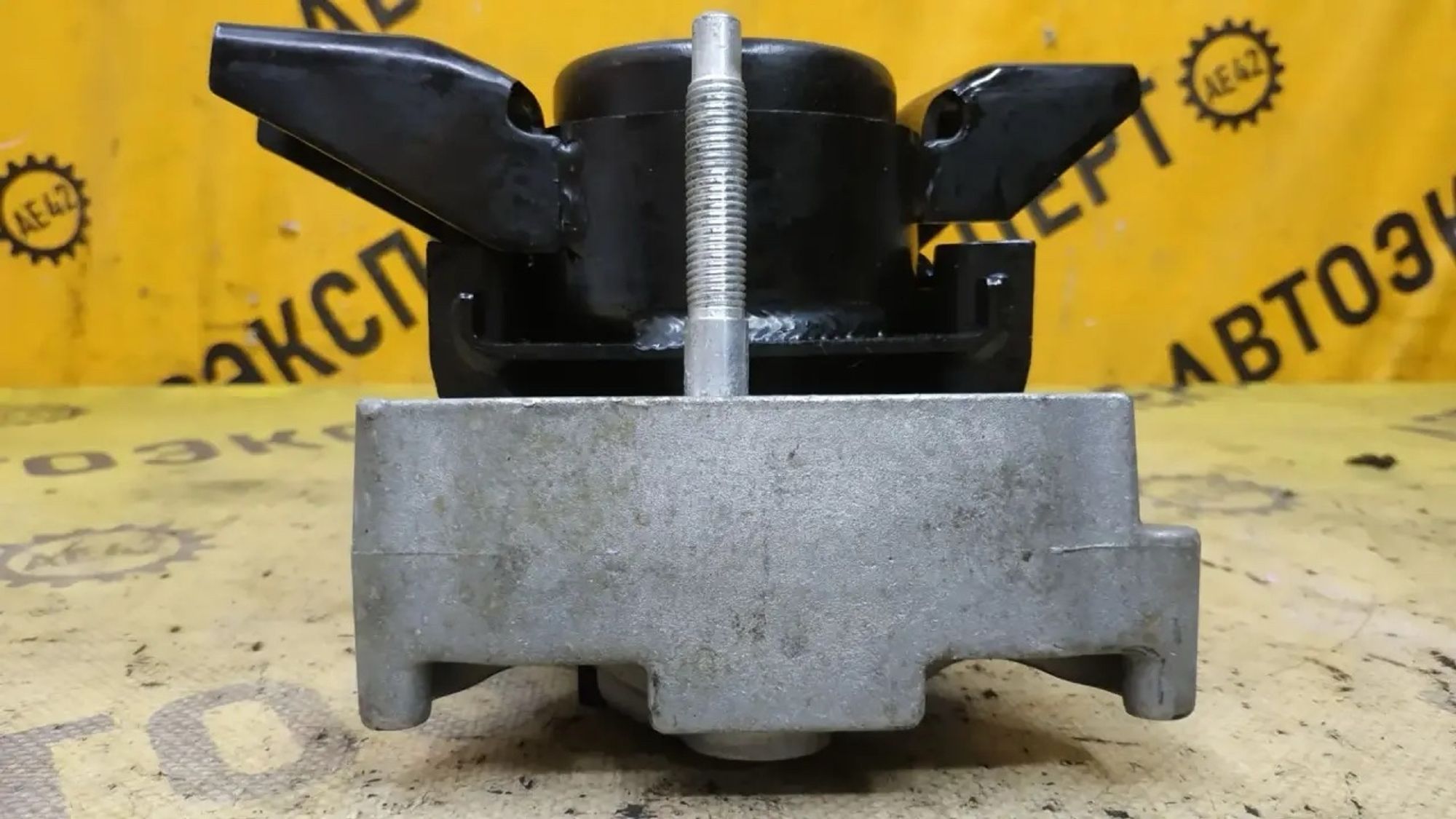 https://ycs.partsauto.market/partsauto-images/thmbs/userImages/87497919e31020c6b1c735431d06908a/part/d96cd2d9-8877-471c-82e6-a88bc529461a_1784268126983.jpg