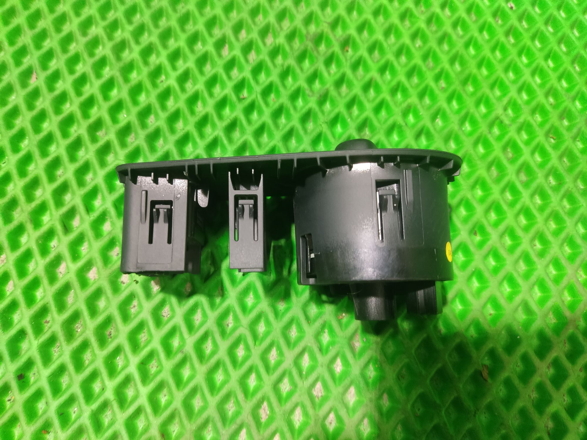 https://ycs.partsauto.market/partsauto-images/thmbs/userImages/a2d258a61cc08549ac0329b7373022c0/part/40e98e47-5da4-4e54-948c-685ec7c037b6_1773831306437.jpg