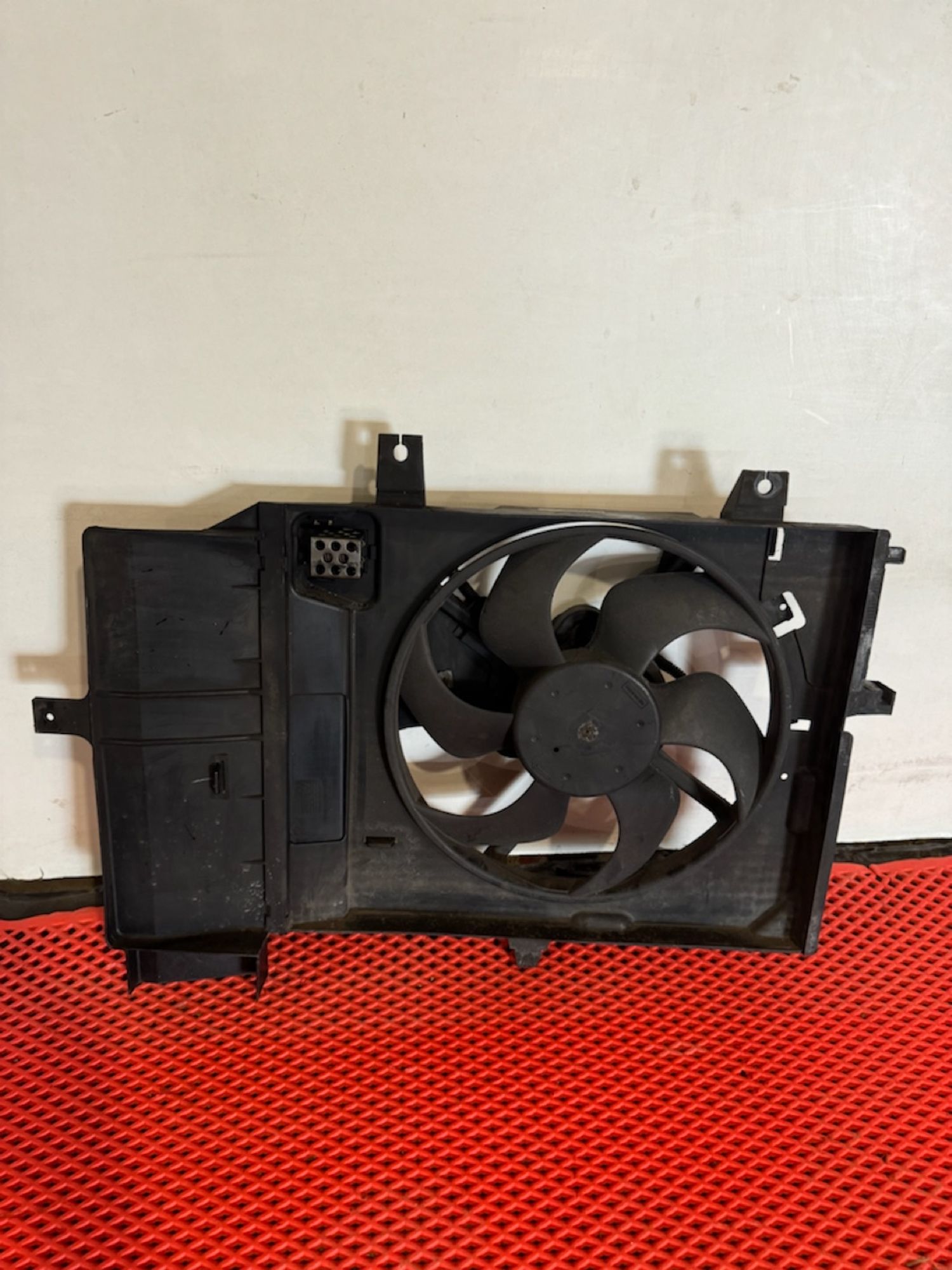 https://ycs.partsauto.market/partsauto-images/thmbs/userImages/a486c87f8955b6e25f9185efee619899/part/095c605e-4e39-441a-b56f-70037a6e0962_1779051628604.jpg
