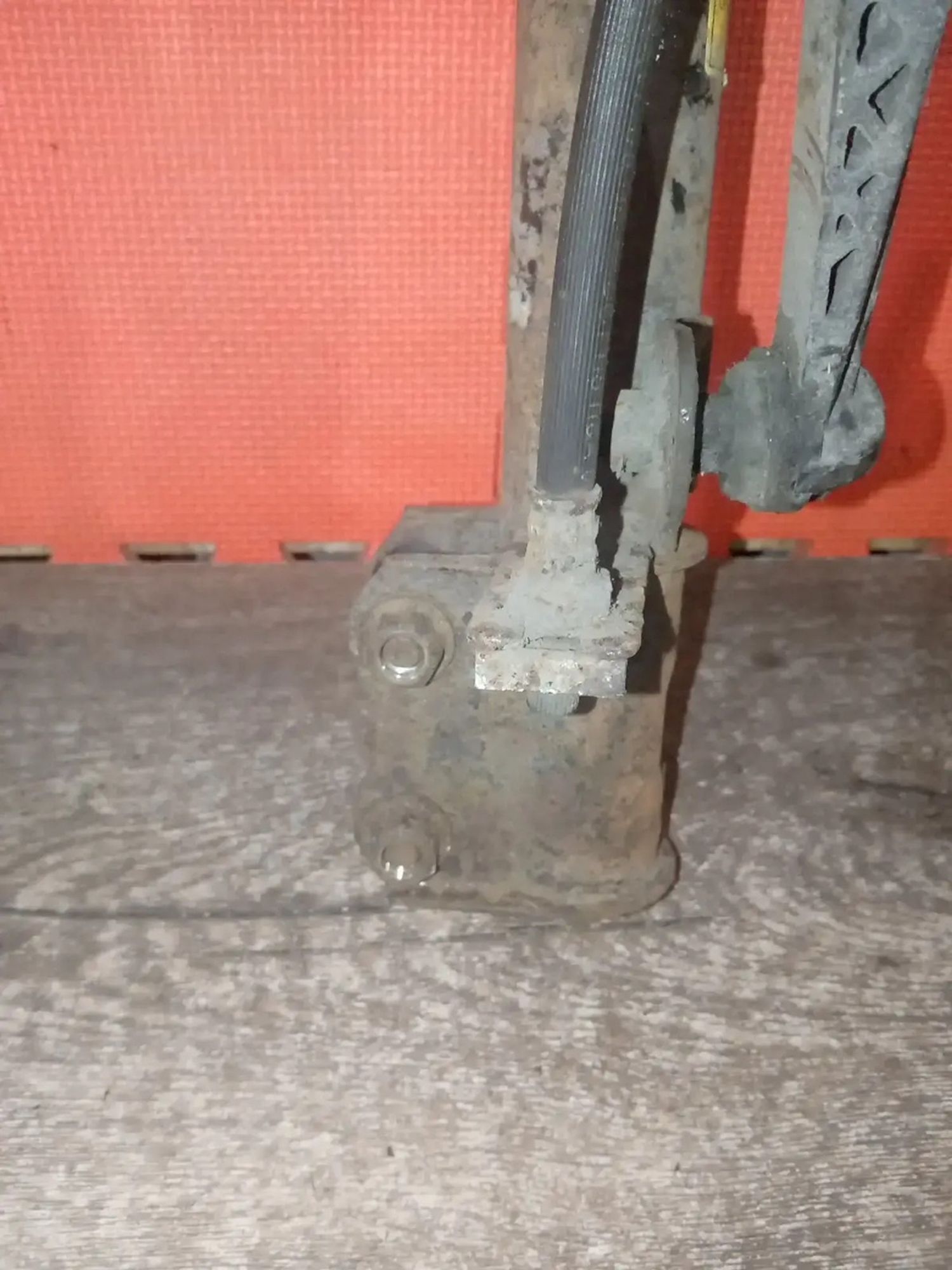 https://ycs.partsauto.market/partsauto-images/thmbs/userImages/a486c87f8955b6e25f9185efee619899/part/1f587556-46fe-4ed3-8dbe-6dab43d97008_1776666950876.jpg