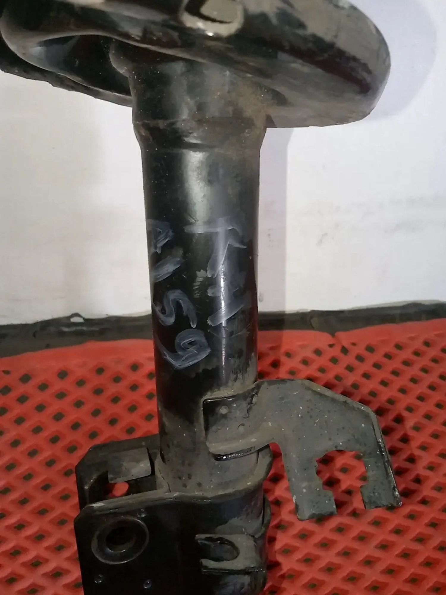 https://ycs.partsauto.market/partsauto-images/thmbs/userImages/a486c87f8955b6e25f9185efee619899/part/704d930d-690c-4e29-ac6a-94f79f7e450a_1779793377465.jpg