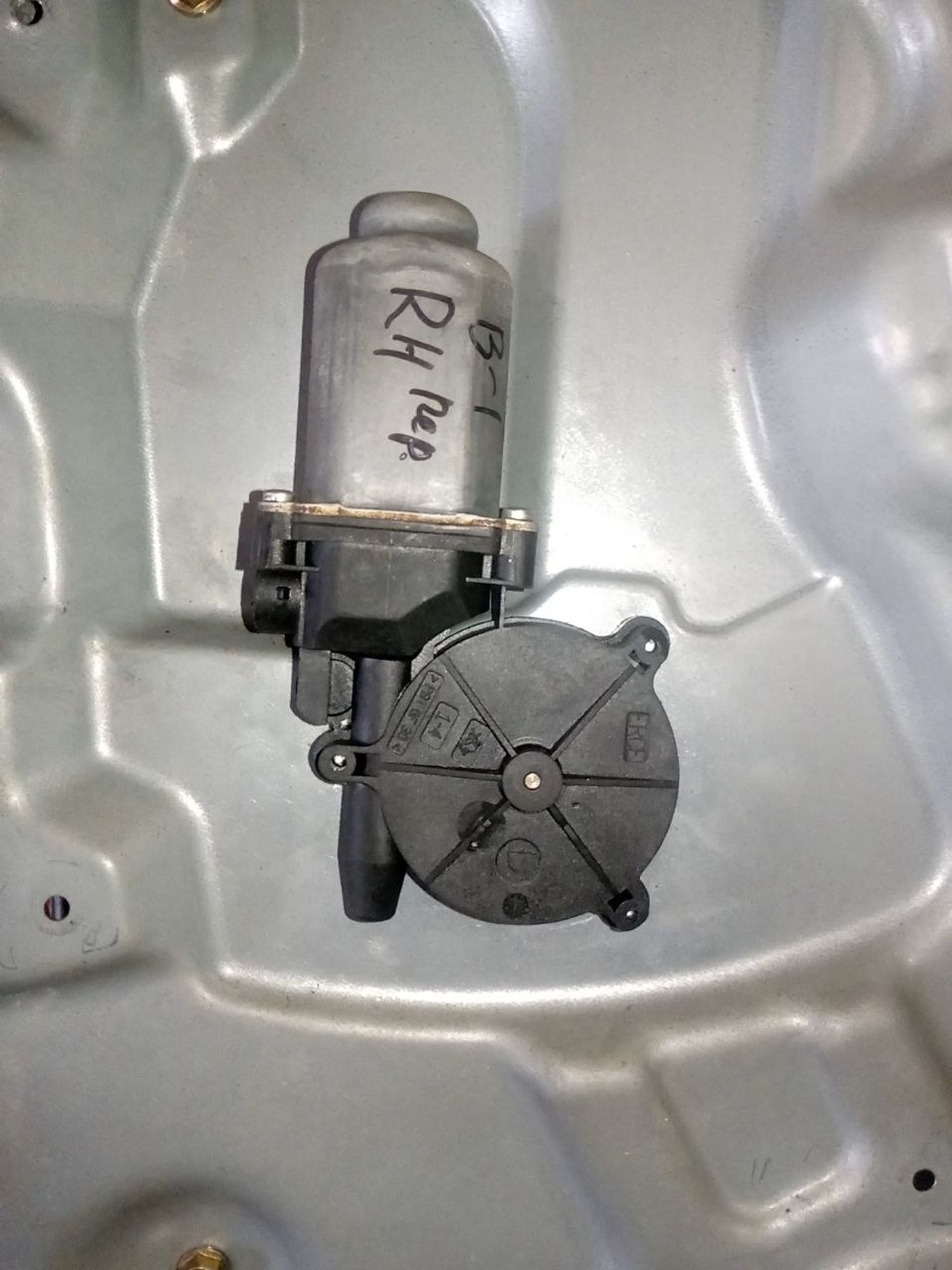 https://ycs.partsauto.market/partsauto-images/thmbs/userImages/a486c87f8955b6e25f9185efee619899/part/8e3e2895-6559-426b-ac8d-1393038f2393_1775856417035.jpg