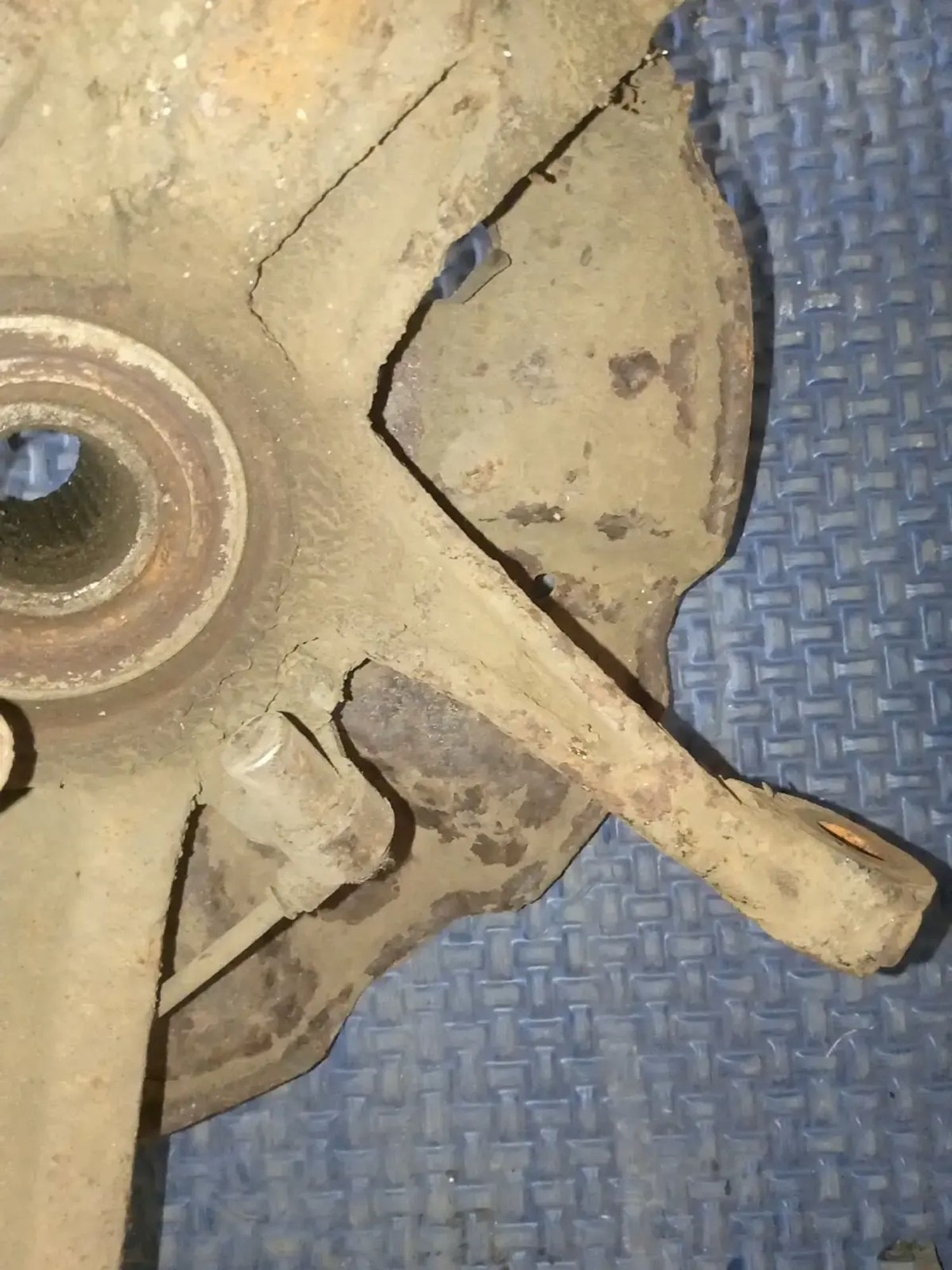 https://ycs.partsauto.market/partsauto-images/thmbs/userImages/a486c87f8955b6e25f9185efee619899/part/a7e8e5f6-4950-4ae1-a931-4018959575a0_1783515283171.jpg