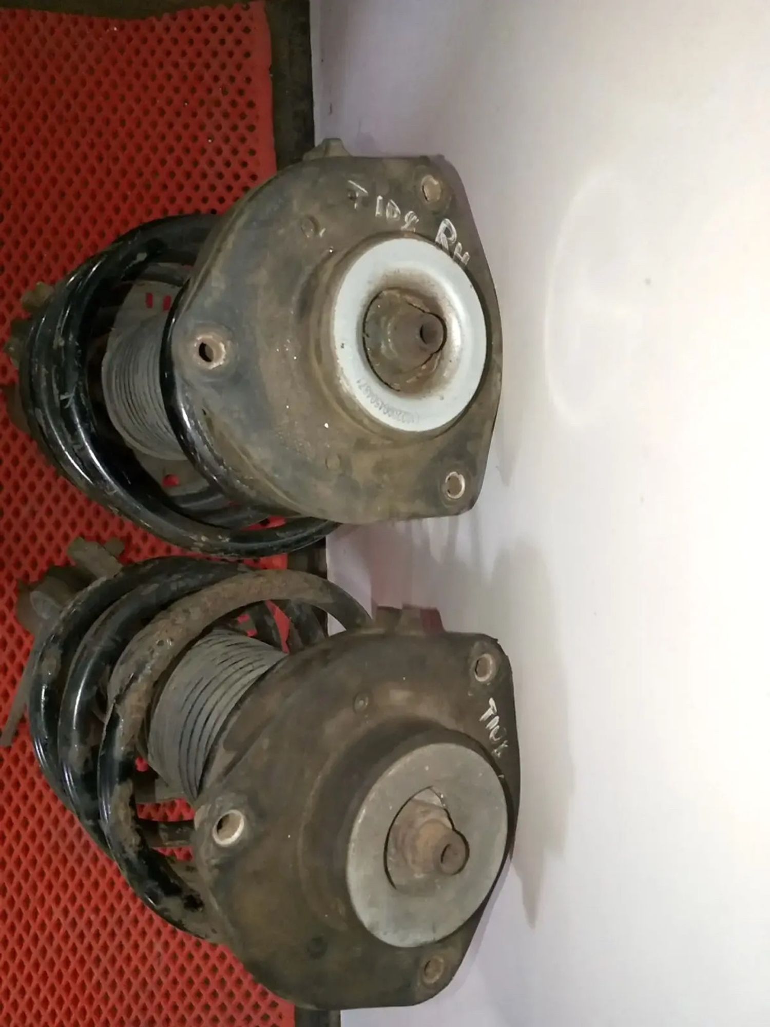 https://ycs.partsauto.market/partsauto-images/thmbs/userImages/a486c87f8955b6e25f9185efee619899/part/f5746a36-3a1a-4e36-9e24-953ec221ea89_1786638967454.jpg