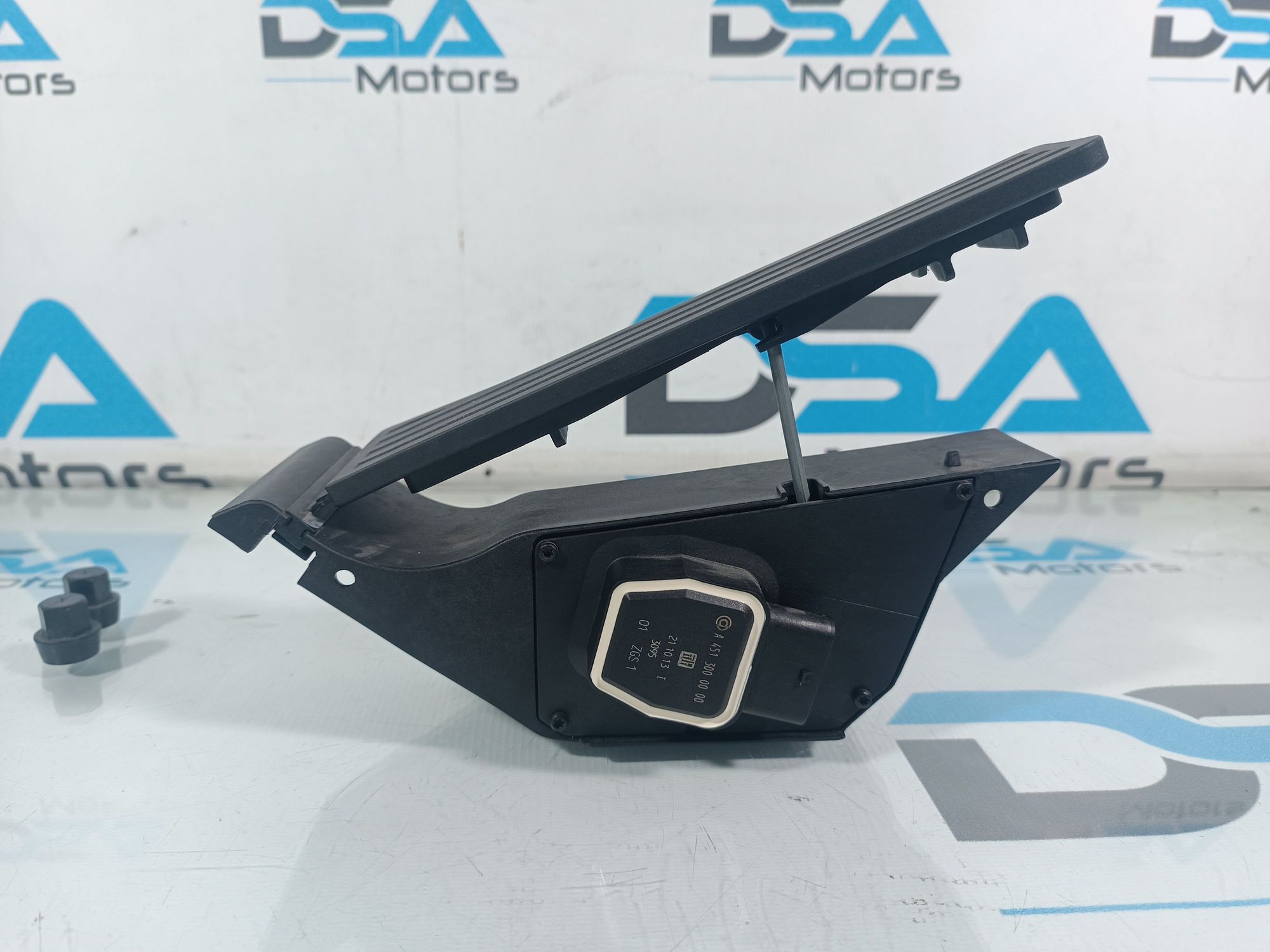 https://ycs.partsauto.market/partsauto-images/thmbs/userImages/b7628e092085f1f91467af1afb6e7630/part/3e34cbde-cfd2-4343-b35f-9751b2f70ff2_1711458536171.jpg