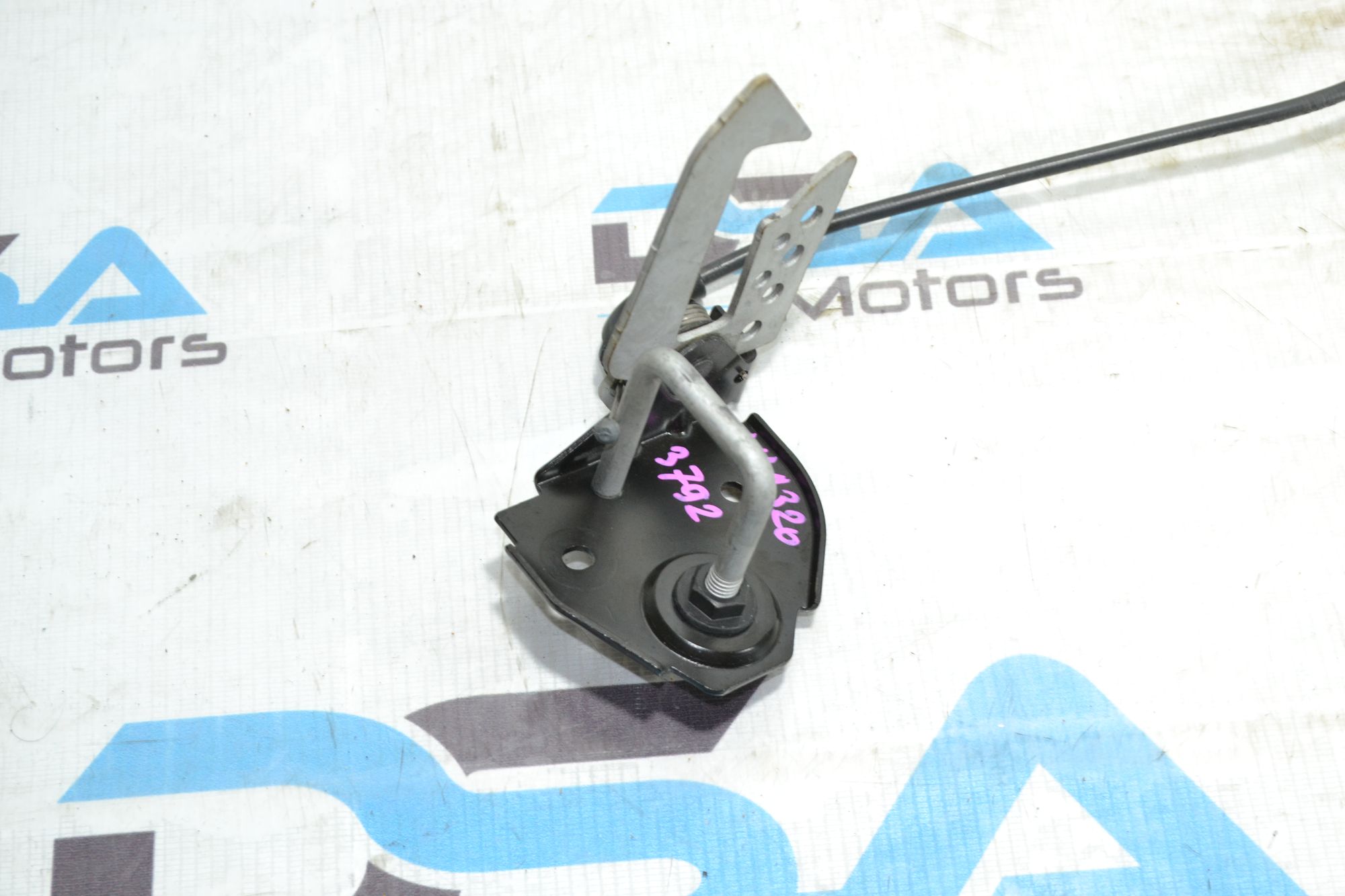 Крюк замка капота правый оригинал BMW 5 F10/F12/F01 из Японии, 1400 рублей, Кореновск