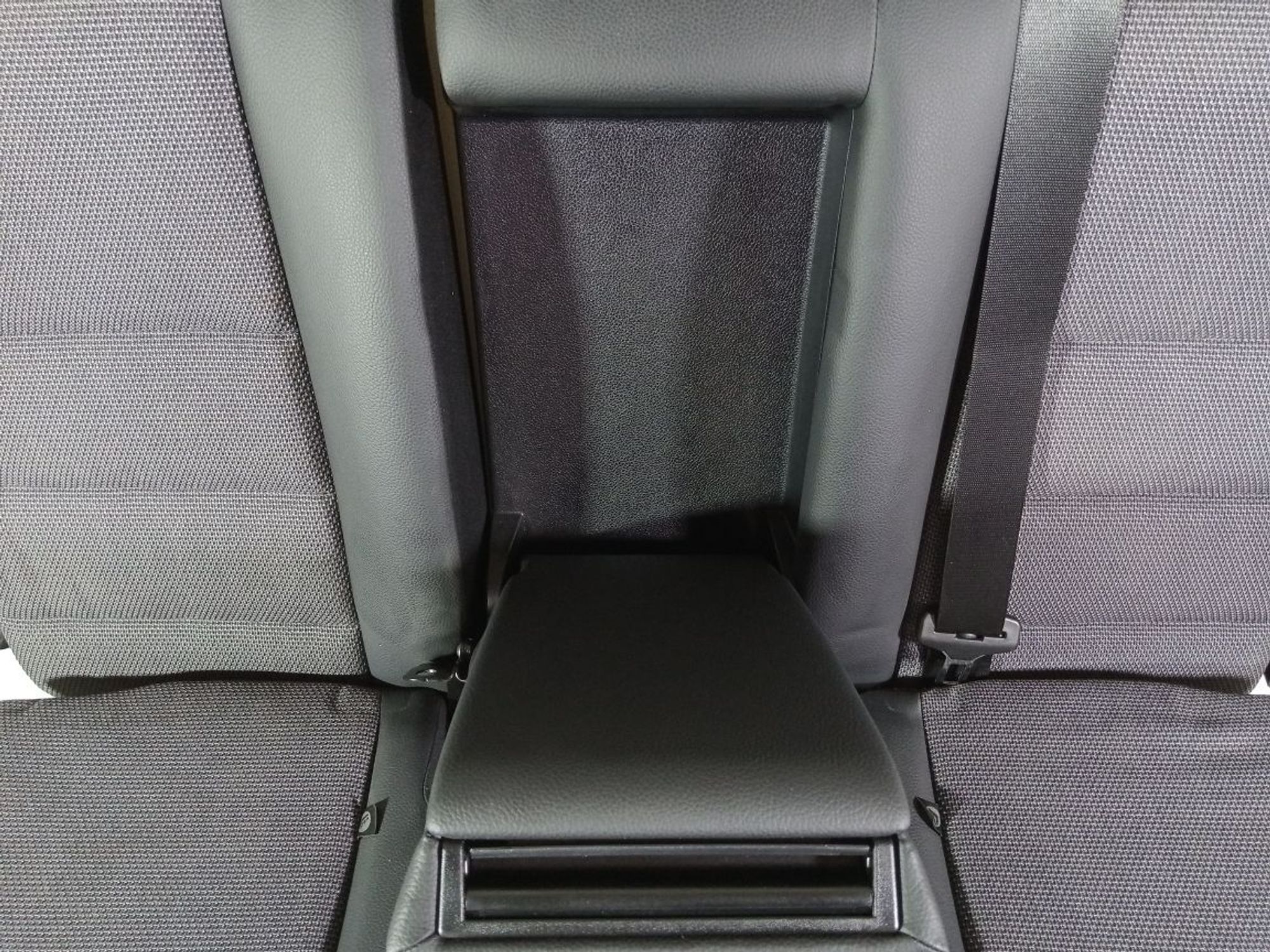 https://ycs.partsauto.market/partsauto-images/thmbs/userImages/b7628e092085f1f91467af1afb6e7630/part/e818f5bd-884e-44e8-b2d1-9126c13eac31_1738218805113.jpg