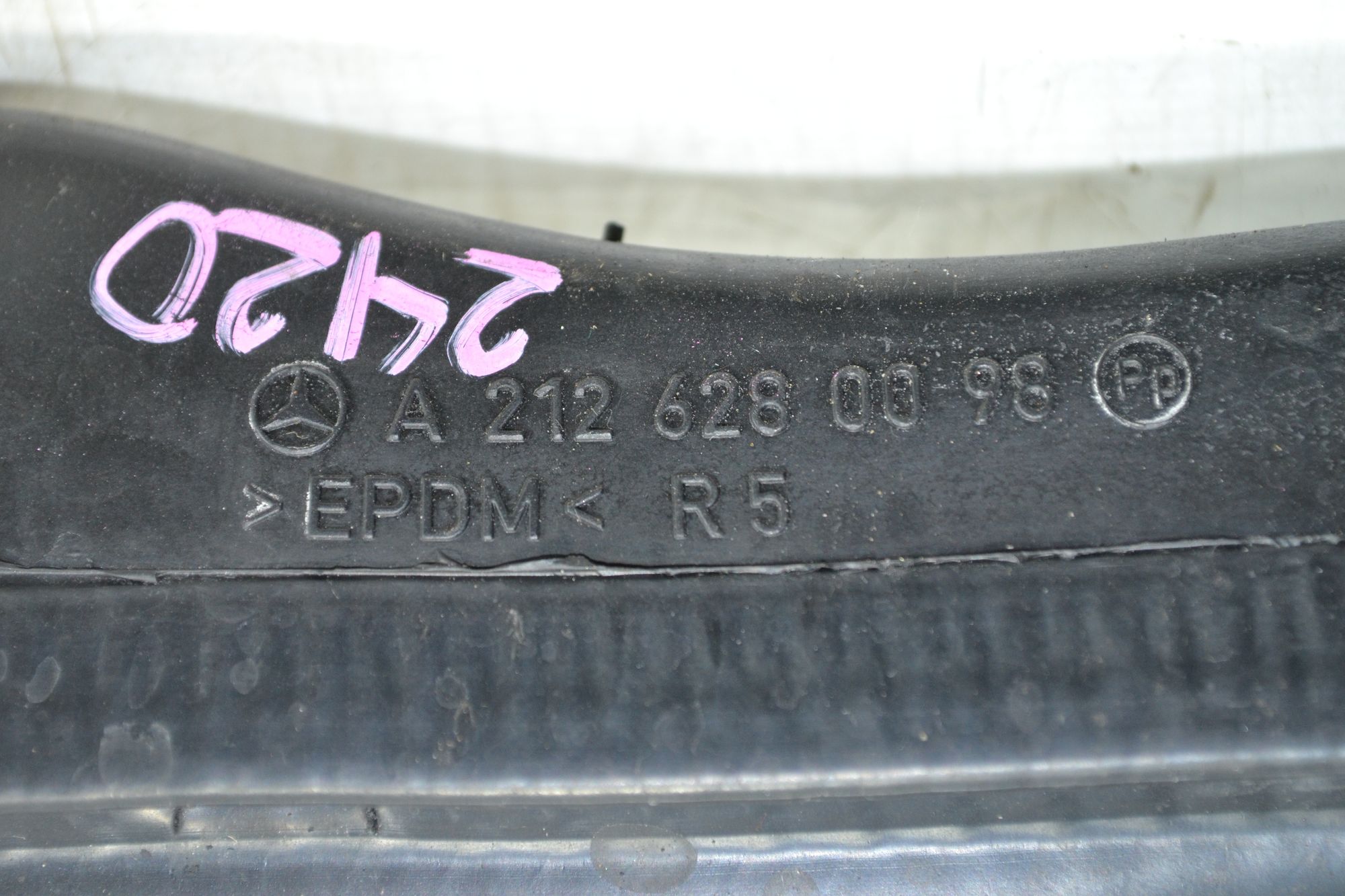 Уплотнители капота (резинки) Mercedes W212 Япония, 3900 рублей, Кореновск