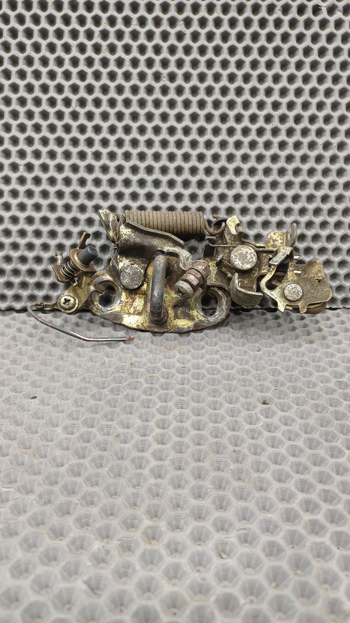 Б/У Замок двери багажника Toyota CARINA E 6 дорест. 1992—1996 1994 Зеленый, 1990 рублей, Краснодар