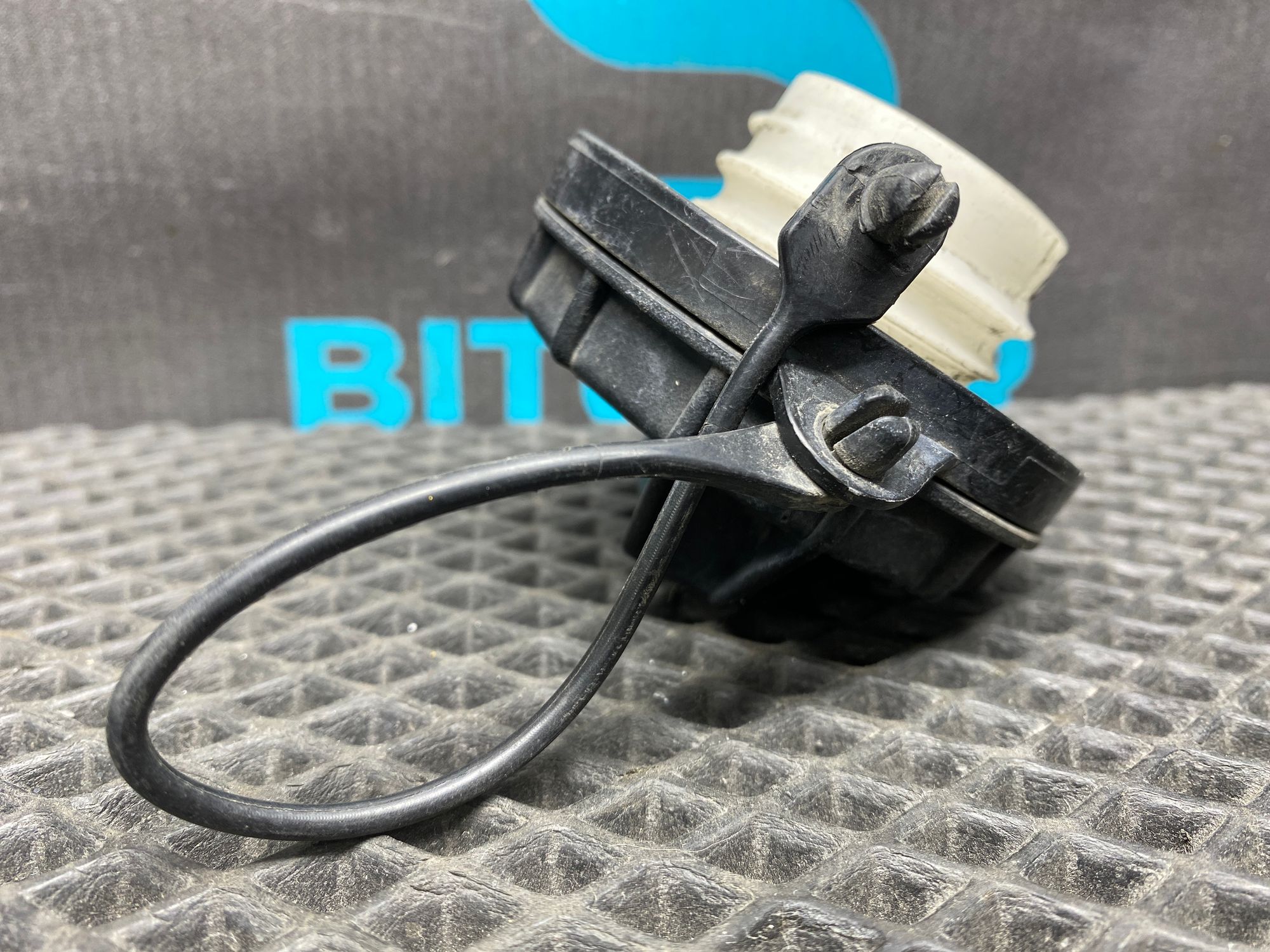 https://ycs.partsauto.market/partsauto-images/thmbs/userImages/c8f07ba63eb5b2f0f6006ea854bf8f7d/part/035041e4-0f30-4247-971f-e9b6aba10d95_1776926818212.jpg