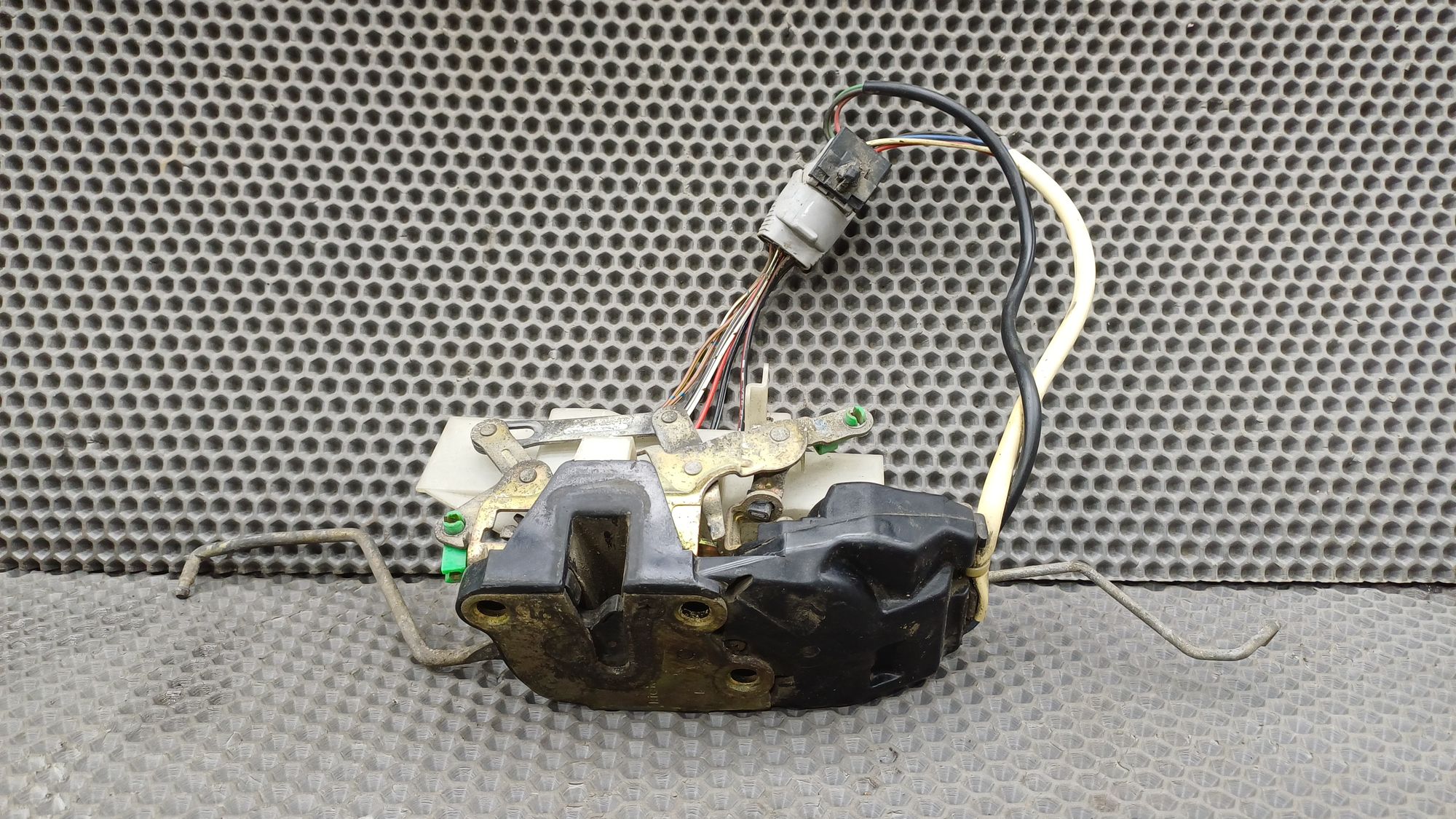 Б/У Замок двери левой передней Toyota CARINA E 6 дорест. 1992—1996 1994 Зеленый, 990 рублей, Краснодар