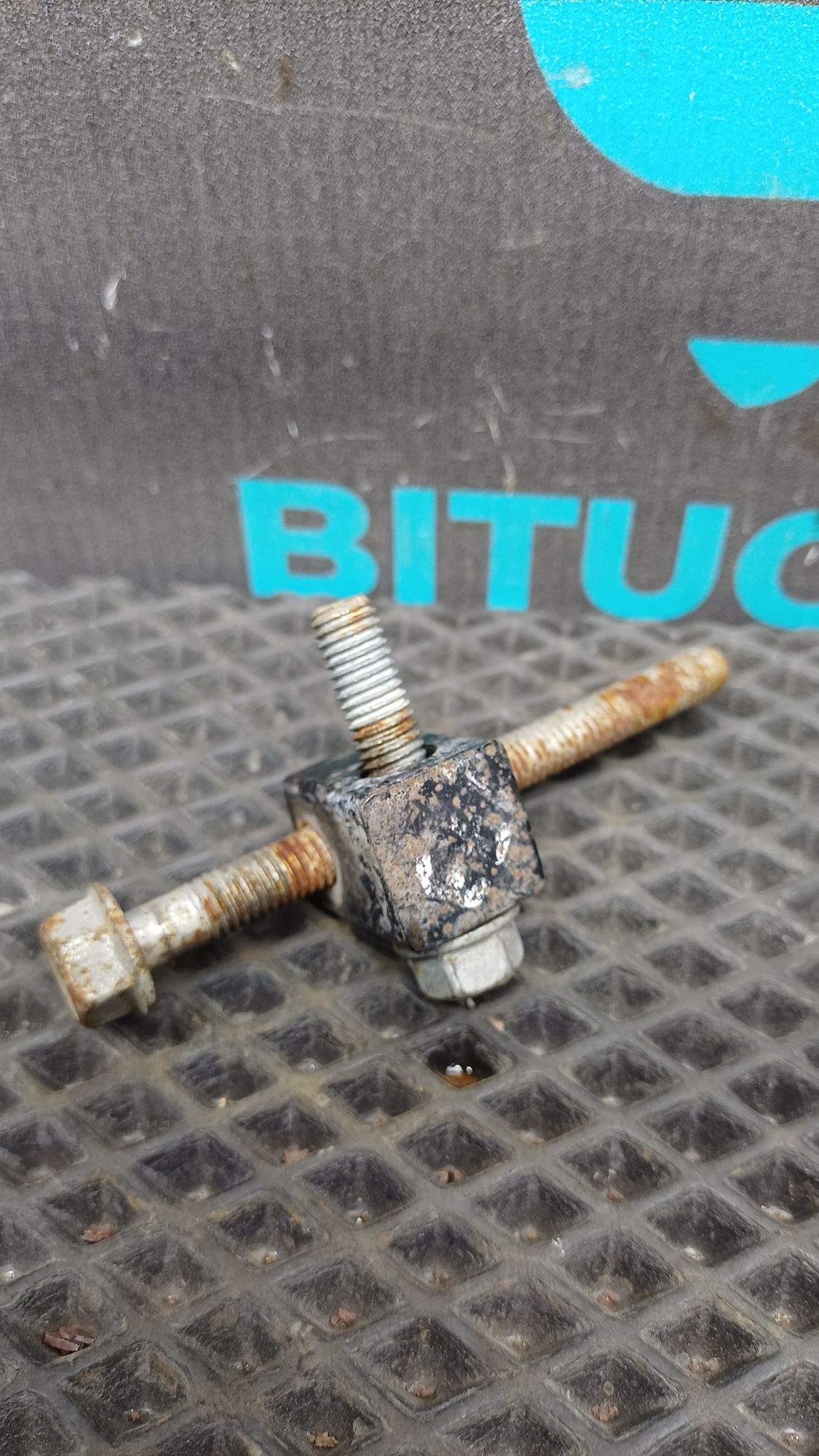 https://ycs.partsauto.market/partsauto-images/thmbs/userImages/c8f07ba63eb5b2f0f6006ea854bf8f7d/part/082af66c-bd5d-48e6-a409-dadf3f47c65d_1777123517378.jpg