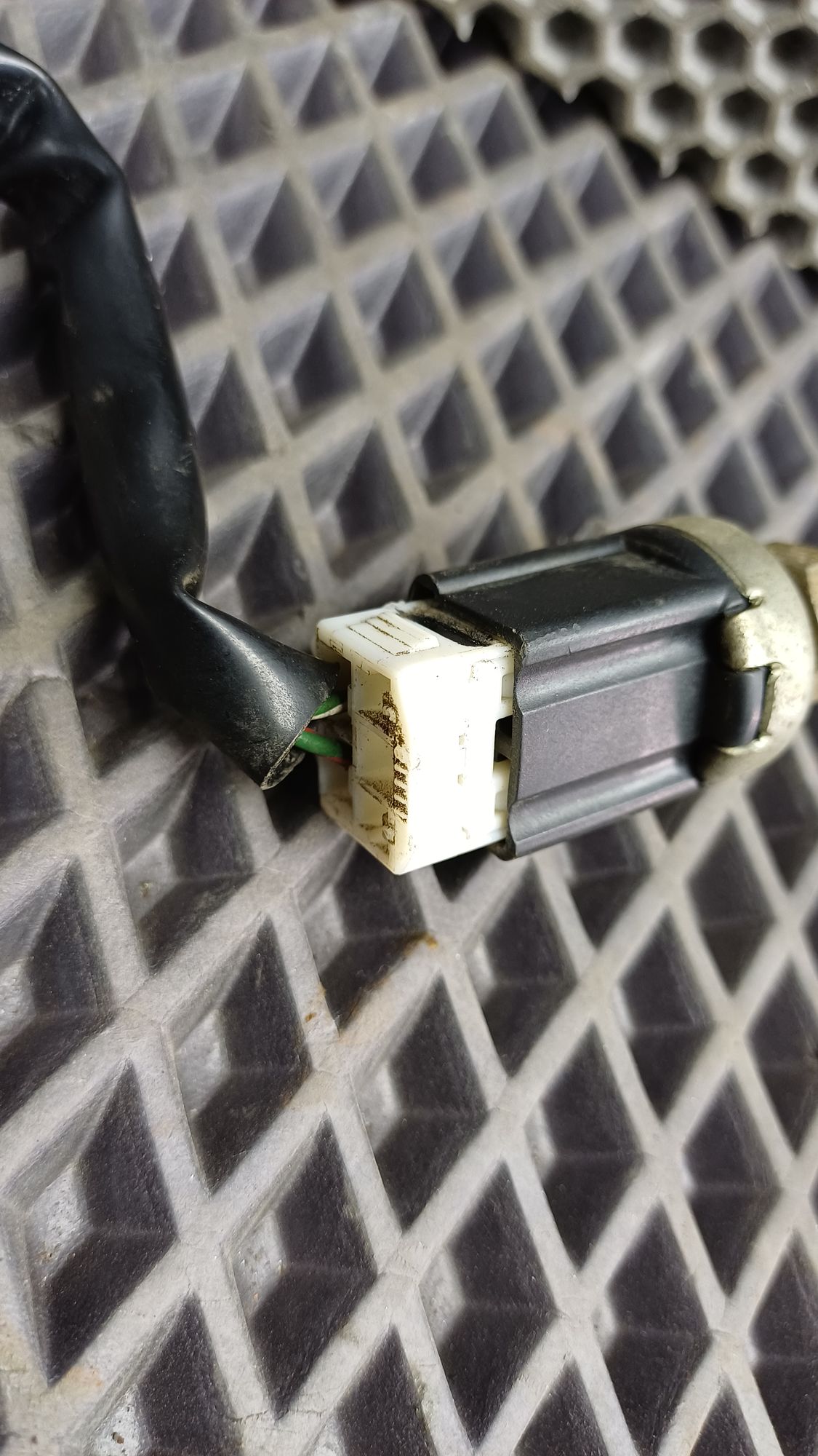 Б/У Концевик педали тормоза с фишкой  Toyota CARINA E 6 дорест. 1992—1996 1994 Зеленый, 990 рублей, Краснодар