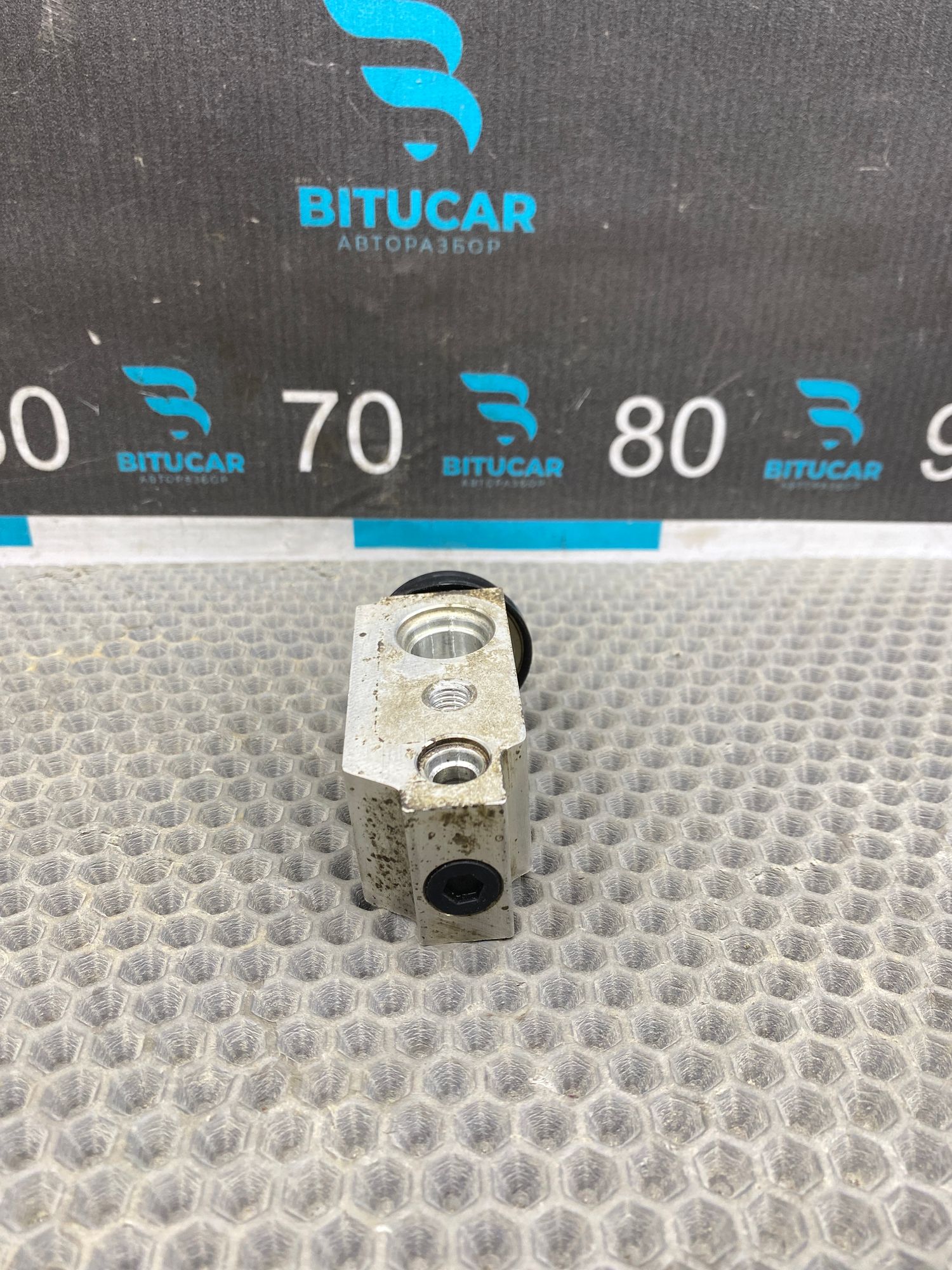https://ycs.partsauto.market/partsauto-images/thmbs/userImages/c8f07ba63eb5b2f0f6006ea854bf8f7d/part/085d60f7-4565-4b8e-becb-e70fd1f94dbb_1767792358704.jpg