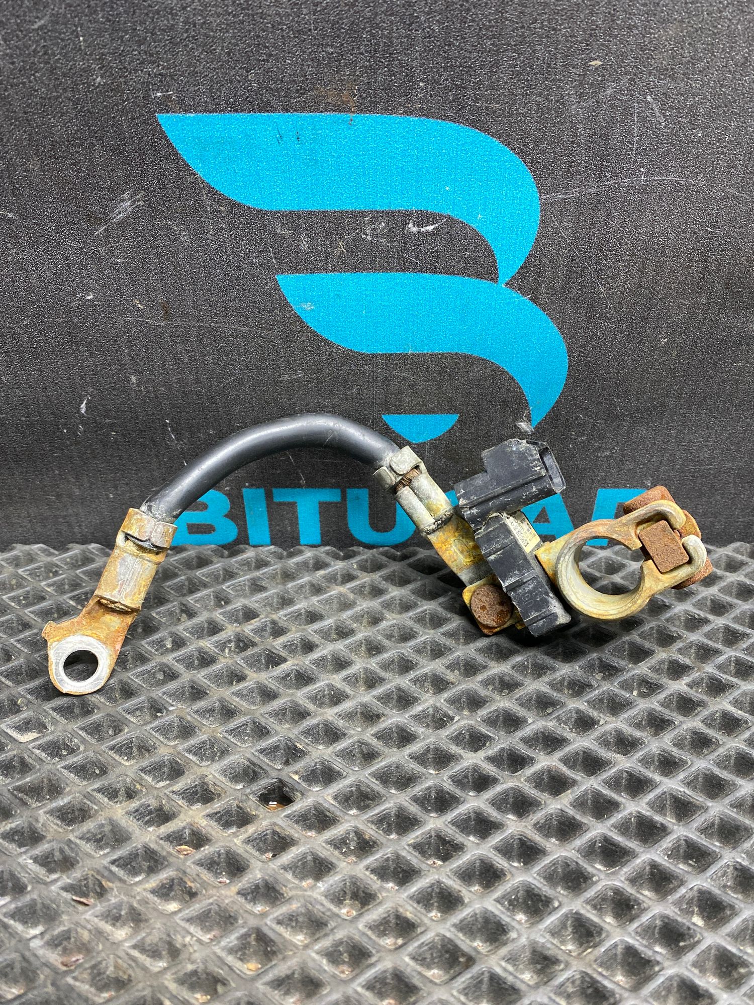 https://ycs.partsauto.market/partsauto-images/thmbs/userImages/c8f07ba63eb5b2f0f6006ea854bf8f7d/part/09d0cfaa-f3e1-40be-b656-0d36e7591185_1777126739945.jpg