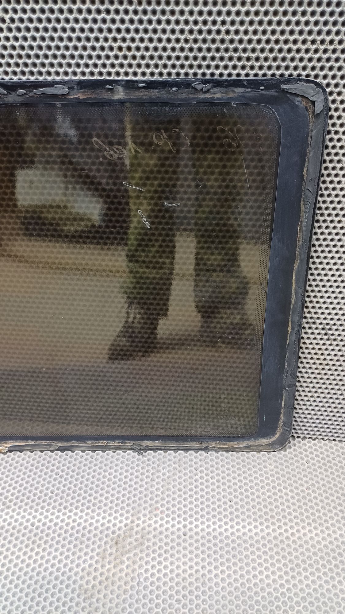 Б/У Стекло кузова боковое левое заднее глухое Volkswagen Transporter T4 4 дорест. 1990—2003 1993 синий, 2490 рублей, Краснодар